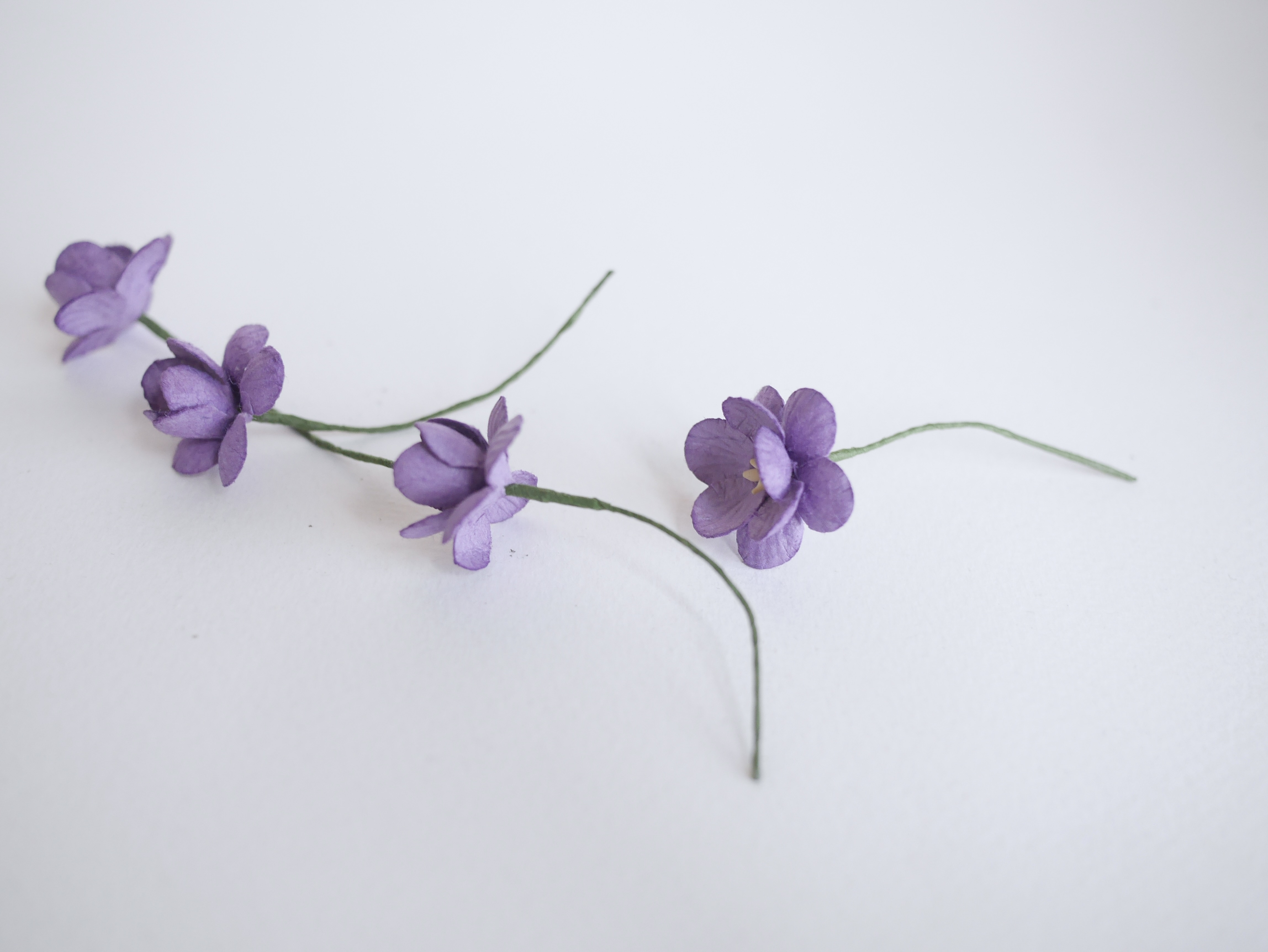 ดอกไม้กระดาษสา ดอกซากุระกระดาษ ขนาดเล็ก ดอกไม้กระดาษสาราคาส่ง ดอกไม้กระดาษสำหรับตกแต่งของชำร่วย งานแต่งงาน ทำช่อดอกไม้ติดอกเจ้าบ่าว ข้อมือดอกไม้เจ้าสาว ขนาด 2.5 cm. 50 ดอก สีม่วงเข้ม Paper flowers supplies: DIY wedding tools small Cherry blossom (Sakura)