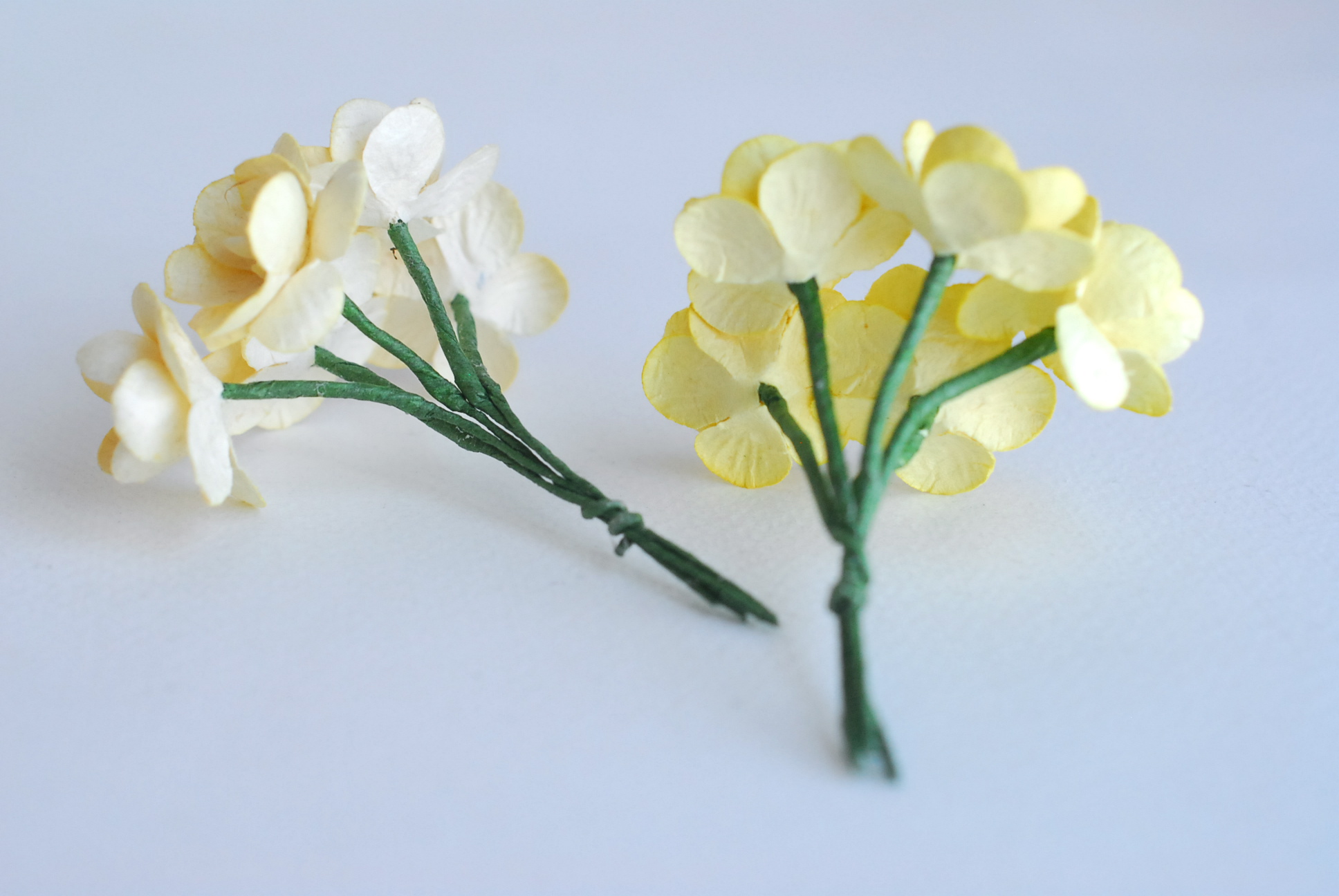 mixed ดอกไม้กระดาษสา ดอกไม้กระดาษสาราคาส่ง ดอกไม้กระดาษสำหรับตกแต่งของชำร่วย งานแต่งงาน ทำช่อดอกไม้ติดอกเจ้าบ่าว ข้อมือดอกไม้เจ้าสาว ขนาด2.5 cm. 50 ดอก สีครีมและสีเหลือง Paper flowers supplies: DIY wedding tools Cherry blossom (Sakura) 50 pcs. size 2.5 cm