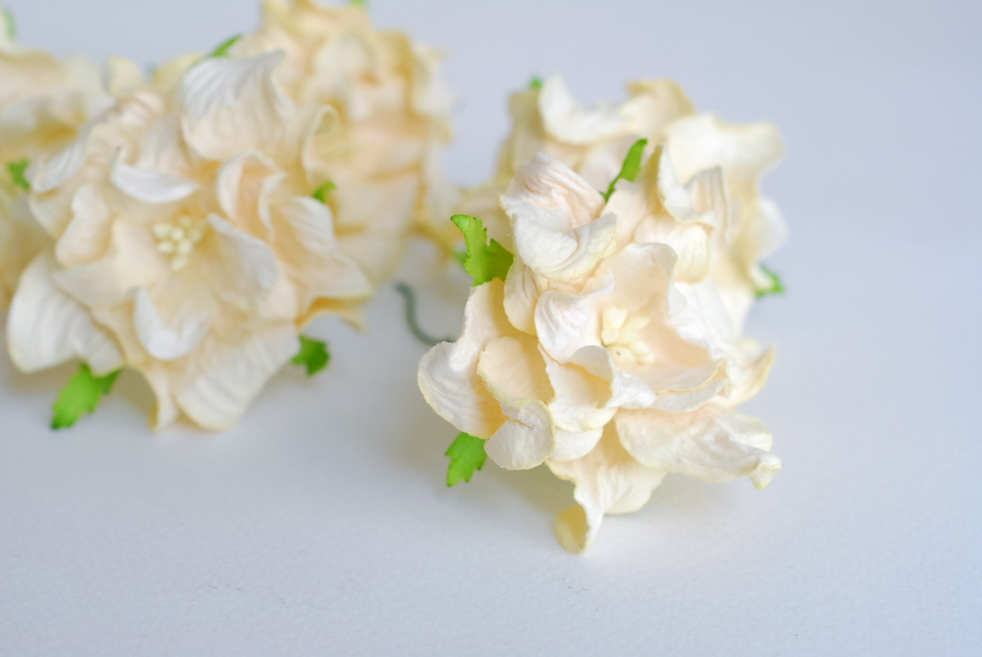 ดอกไม้กระดาษสา ราคาส่ง, ดอกการเดนเนียกระดาษสา ดอกไม้ประดิษฐ์ ตกแต่งงานแต่งงาน ประดิษฐ์ข้อมือเพื่อนเจ้าสาว ขนา่ด 5.5 cm., สำหรับของชำร่วย, งานแต่งงาน, ดอกไม้ทำข้อมือเจ้าสาว สีครีม จำนวน 25 ดอก Paper flower,25 Pieces mulberry gardenia flowers suppiles