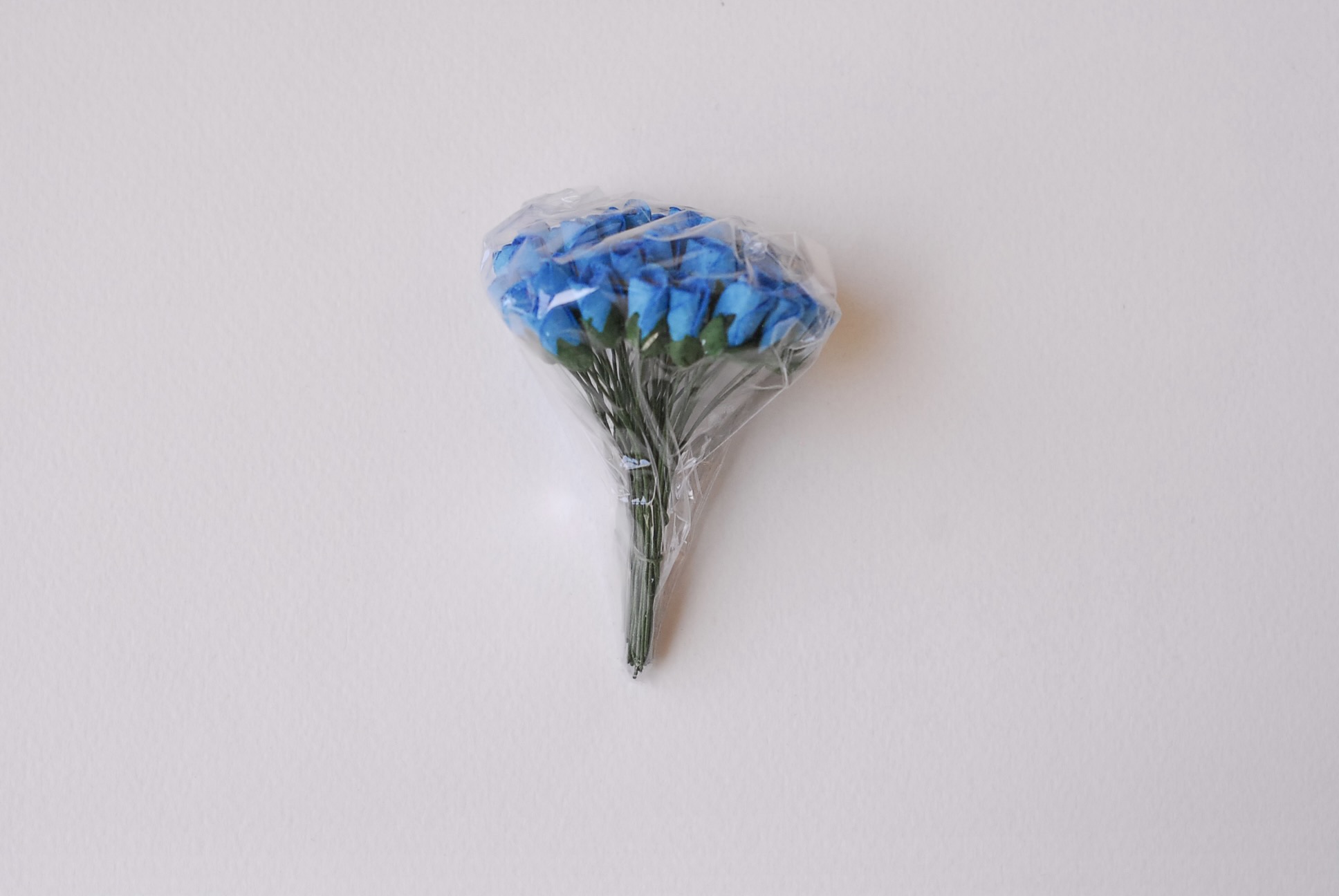 ดอกไม้กระดาษสา ดอกไม้กระดาษสา จตุจักร งานประดิษฐ์ ดอกไม้ทำข้อมือเพื่อนเจ้าสาว แต่งงาน, ดอกกุหลาบตูม 50 ดอก สีฟ้าน้ำทะเล ขนาด 0.8x1.5 cm. paper flowers, budding roses flower 0.8 x1.5 cm. 50 pieces. azure color