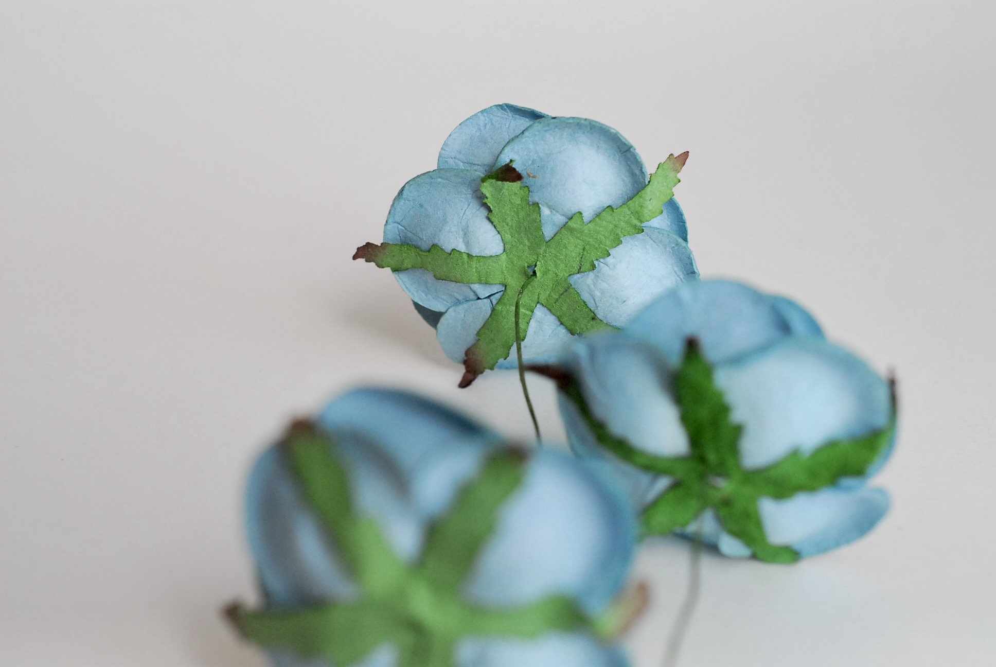 ดอกไม้กระดาษสา ดอกกุหลาบประดิษฐ์ ขนาด 4.5 cm., สำหรับของชำร่วย, งานแต่งงาน, สีน้ำเงินเทอกิช Paper flower,20 Pieces mulberry rose, 4.5 cm. Turkish blue color.