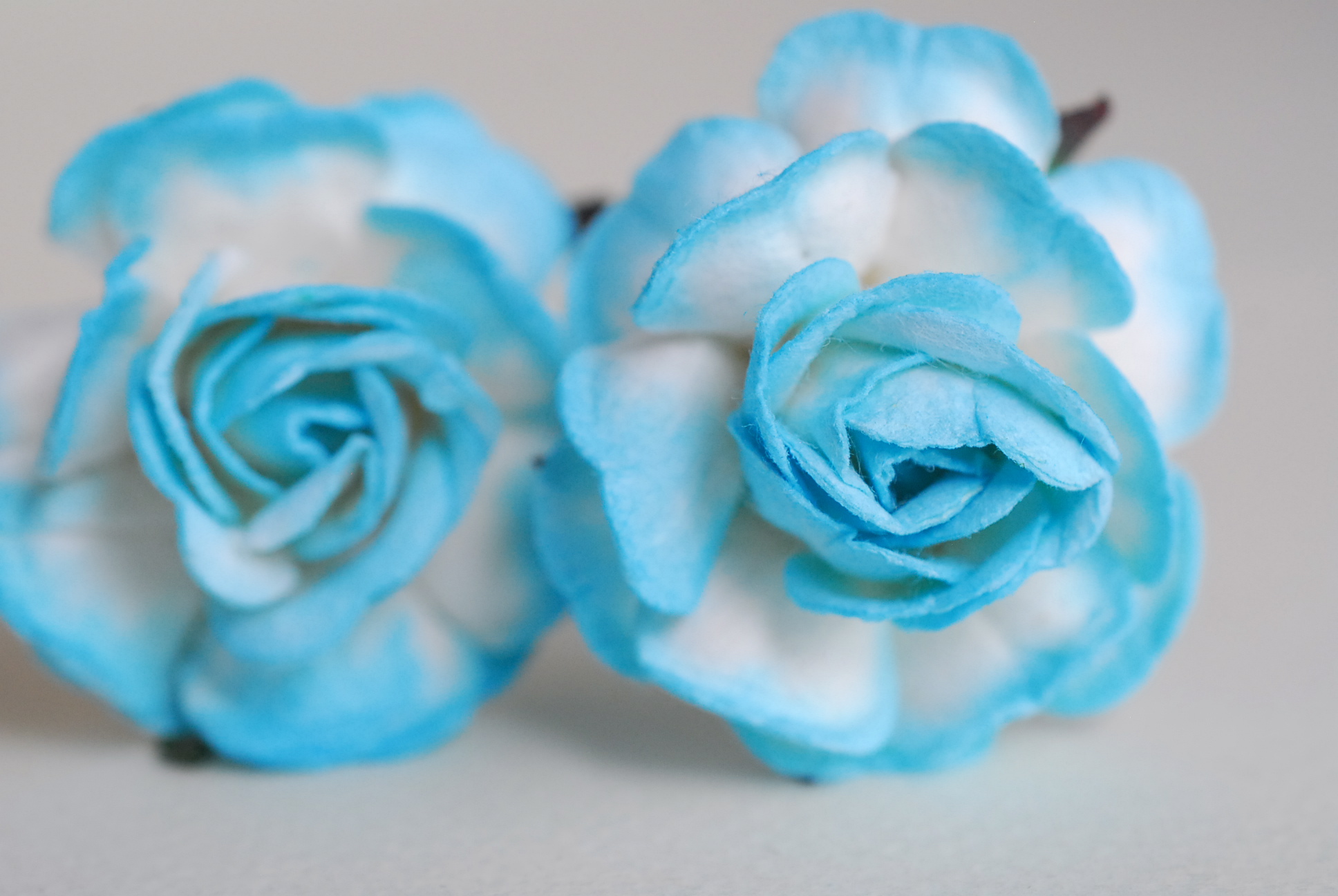 ดอกไม้กระดาษสา ดอกกุหลาบกระดาษสา ดอกไม้กุหลาบ ดอกไม้ประดิษฐ์ สำหรับตกแต่ง หรืองานแต่งงาน สีฟ้าเข้มปัดขาว ขนาด 3.5 cm. จำนวน 25 ดอก Paper flowers, handmade flowers, small roses paper size 3.5 cm. 25 pieces, blue sky brush white color.