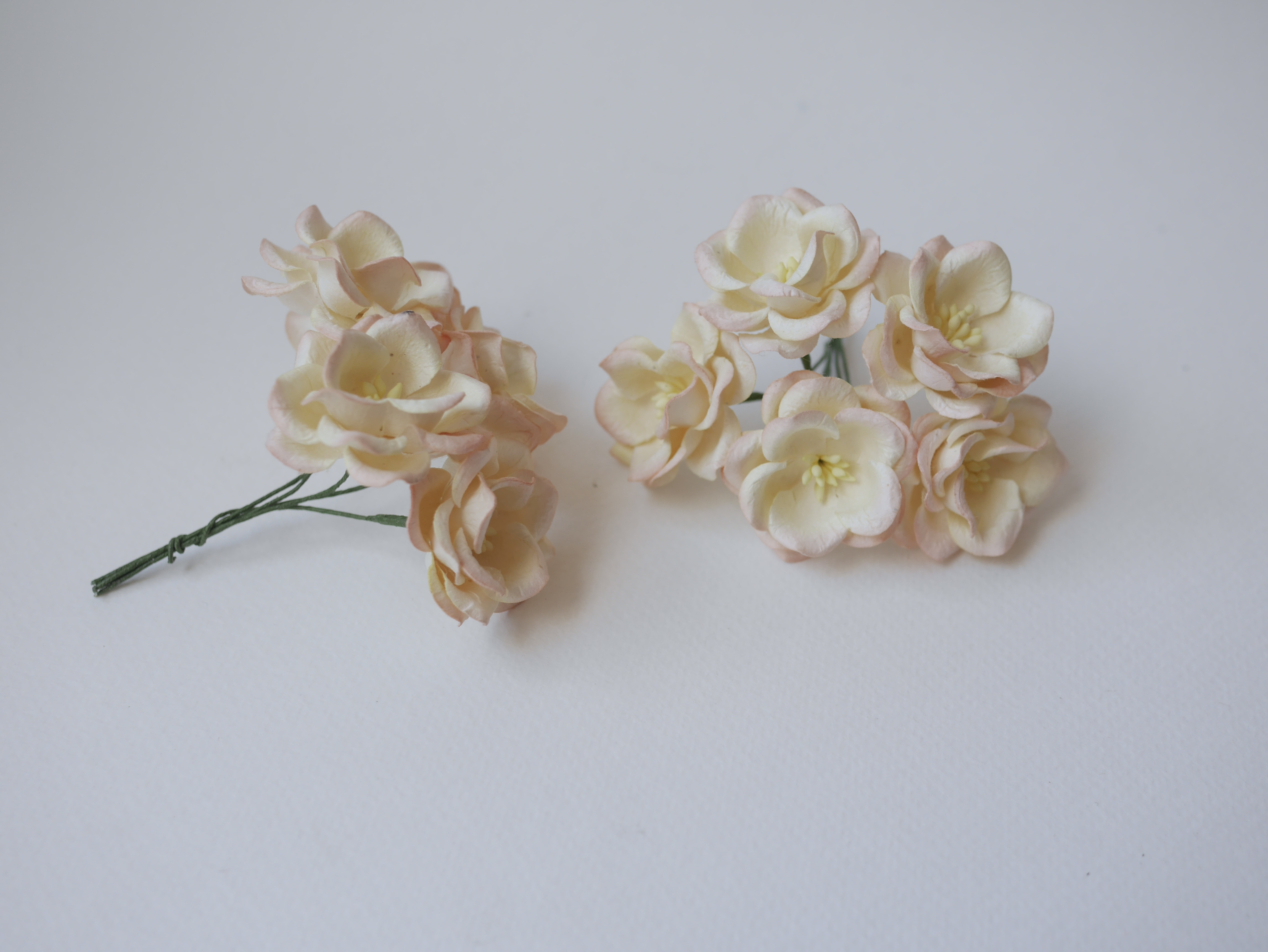 ดอกไม้กระดาษสา ดอกกุหลาบกระดาษสา ดอกไม้กุหลาบ กลีบโค้ง ดอกไม้ประดิษฐ์ สำหรับตกแต่ง หรืองานแต่งงาน สีพีชอ่อนปัดครีมขนาด 3.5 cm. จำนวน 25 ดอก เกสรสีครีม Paper flowers, handmade flowers, small roses paper size 3.5 cm. 25 pieces, peach brush cream color. poll