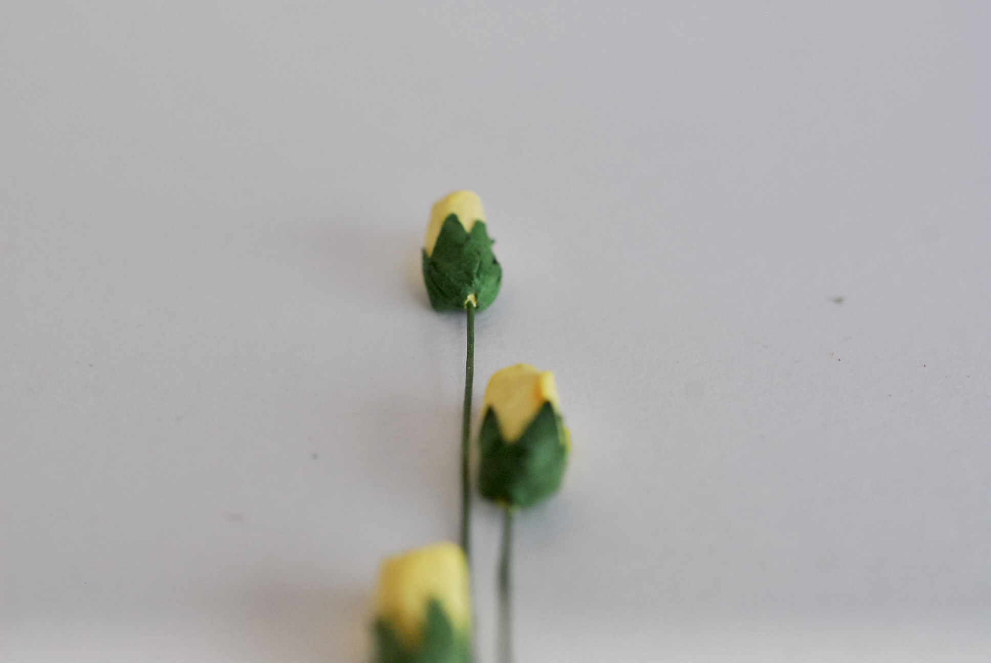 ดอกไม้กระดาษสา ดอกไม้กระดาษสา จตุจักร งานประดิษฐ์ ดอกไม้ทำข้อมือเพื่อนเจ้าสาว แต่งงาน, ดอกกุหลาบตูม 50 ดอก สีเหลือง ขนาด 0.8x1.5 cm. paper flowers, budding roses flower 0.8 x1.5 cm. 50 pieces. yellow color