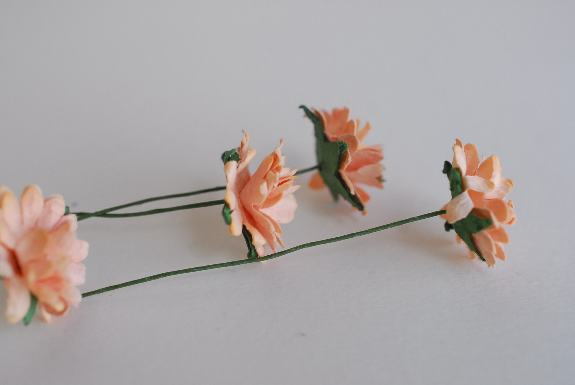 ดอกไม้ประดิษฐ์, ดอกไม้กระดาษสา, ดอก gypsophila, ดอกยิปโซ งานประดิษฐ์ตกแต่งของชำร่วย, ดอกไม้ทำพานพุ่ม,พานพวงมาลัย, พานรับไหว้, ขนาด 1.5 cm. สีพีช