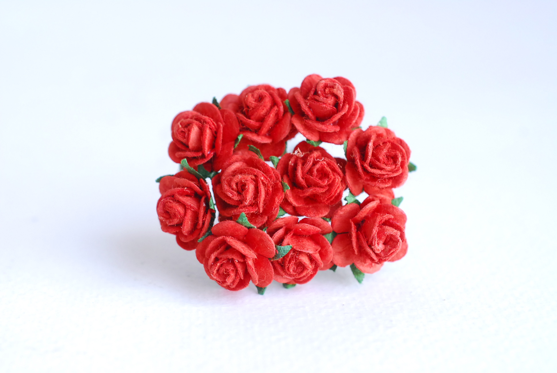 ดอกไม้กุหลาบกระดาษ ดอกกุหลาบจิ๋ว ดอกไม้กระดาษสา ขายส่ง, ดอกกุหลาบกระดาษสา สำหรับประดับ ตกแต่งของชำร่วย, งานแต่งงาน ขนาด 1.5 cm. จำนวน 100 ดอก สีแดง