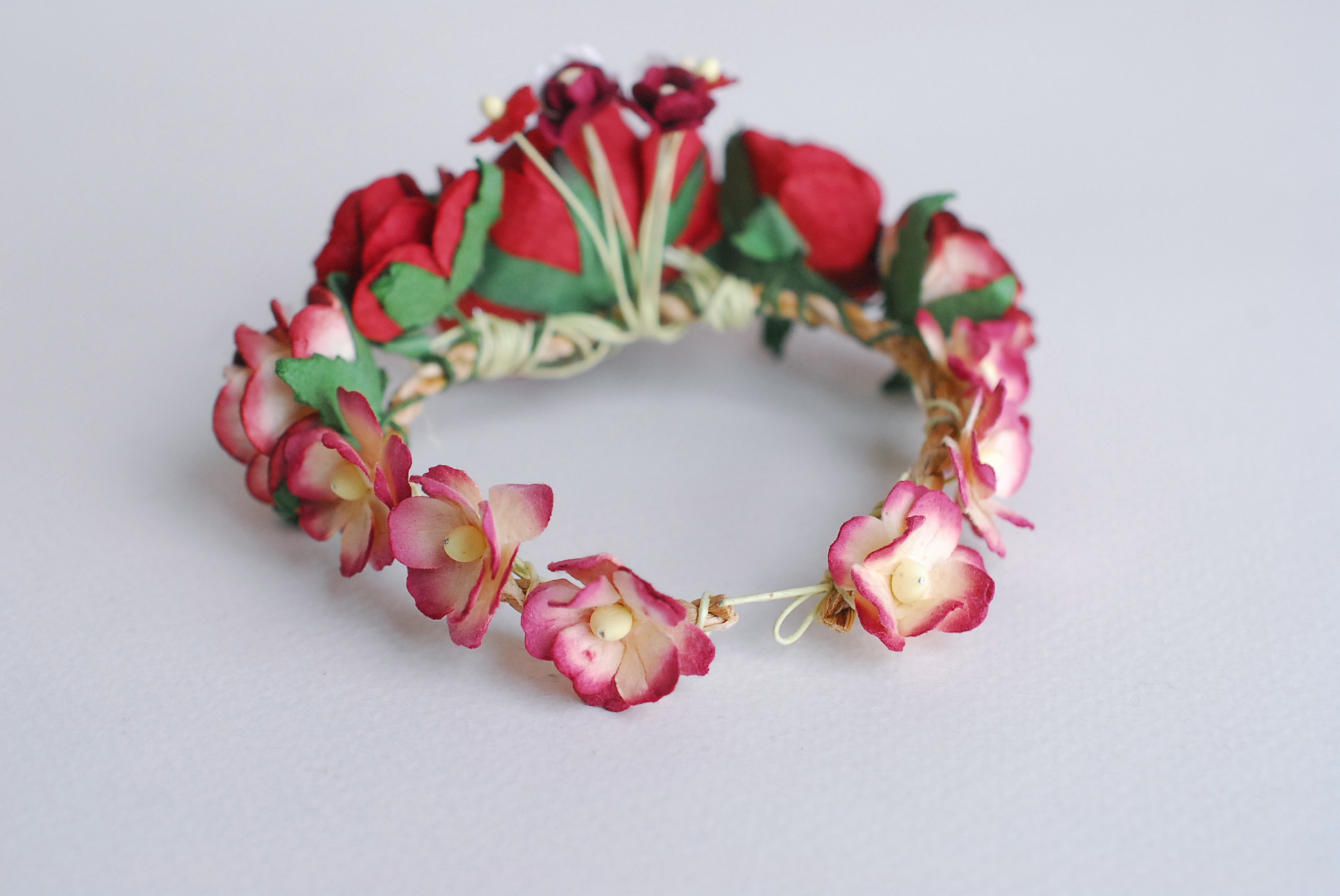 อมือเพื่อนเจ้าสาว งานแต่งงาน งานประดิษฐ์ DIY สีแดง ดอกกุหลาบกระดาษสา และดอกไม้กระดาษสาขนาดเล็ก Handmade corsages 1 ชิ้น