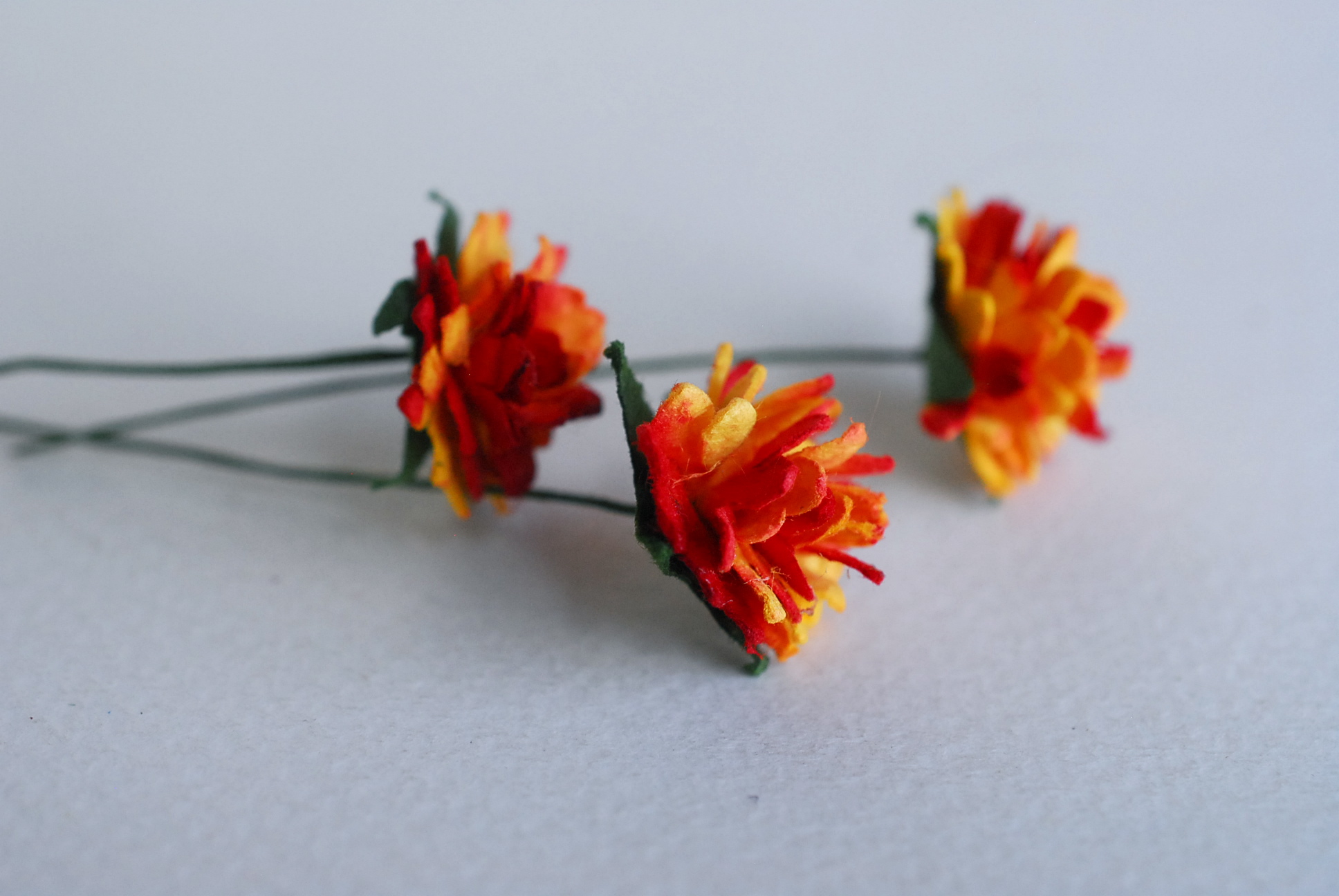 ดอกไม้ประดิษฐ์, ดอกไม้กระดาษสา, ดอก gypsophila, ดอกยิปโซ งานประดิษฐ์ตกแต่งของชำร่วย, ดอกไม้ขนาด 1.5 cm. ดอกไม้ทำพานพุ่ม,พานพวงมาลัย, พานรับไหว้, ขันหมาก. สีแดงปัดเหลือง