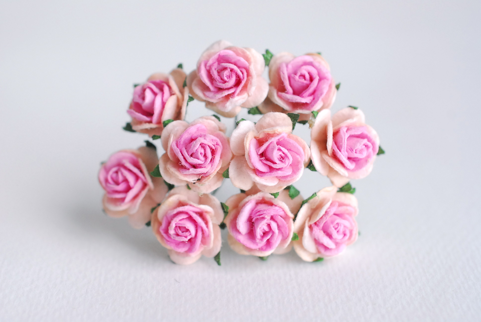 ดอกไม้กุหลาบกระดาษ ดอกไม้กระดาษสา, ดอกกุหลาบจิ๋ว, ดอกไม้กระดาษสาขายส่ง สีชมพู twotone ขนาด 1.5 cm. จำนวน 100 ดอก Paper Flowers size 1.5 cm., mini roses pink twotone color, 100 pcs.