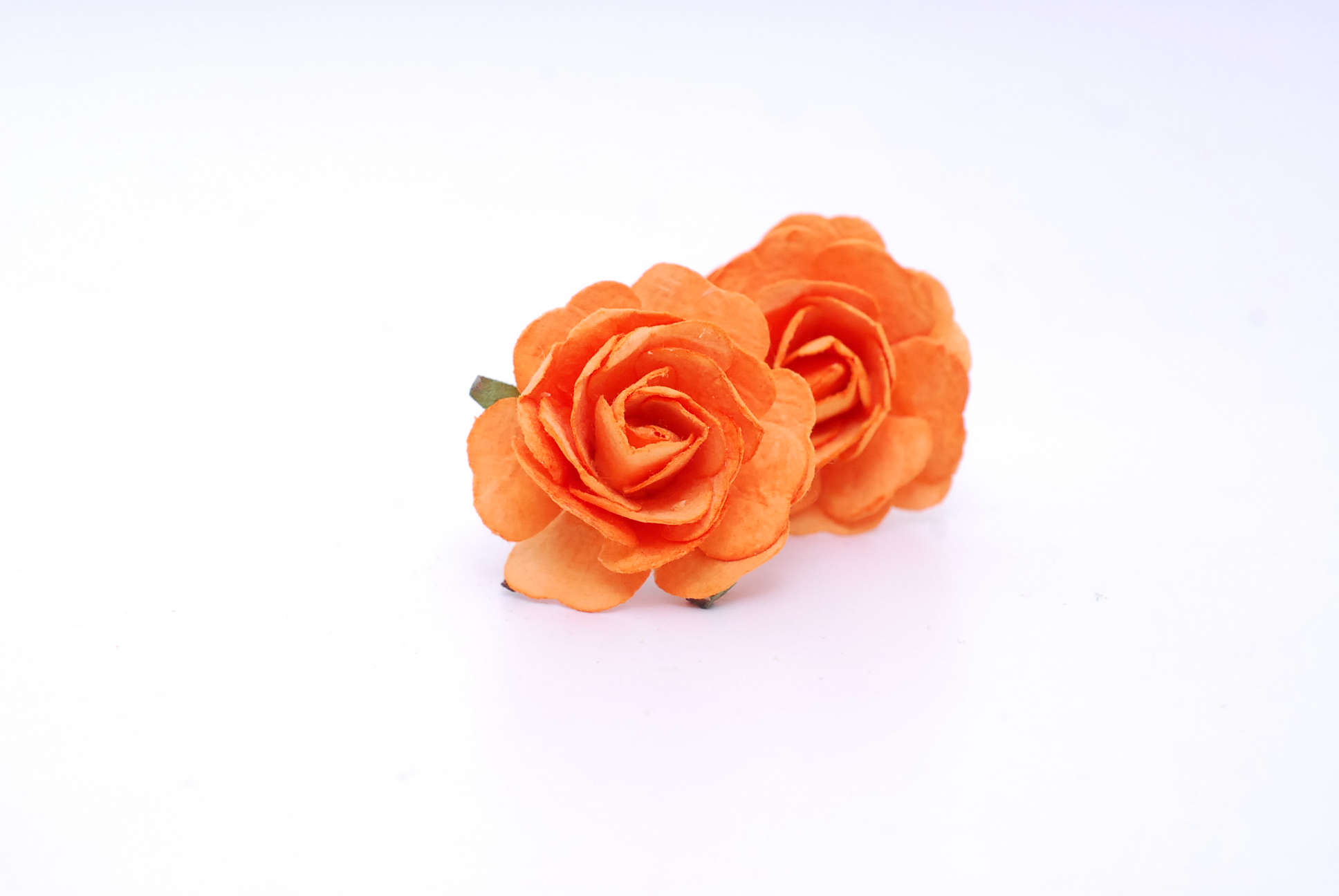 ดอกไม้กระดาษสา ราคาส่ง, ดอกกุหลาบกระดาษสา ดอกไม้ประดิษฐ์ สำหรับตกแต่ง หรืองานแต่งงาน สีส้มขนาด 3.5 cm. จำนวน 25ดอก Paper flowers, handmade flowers, small roses paper size 3.5 cm. 25 pieces, orange color.