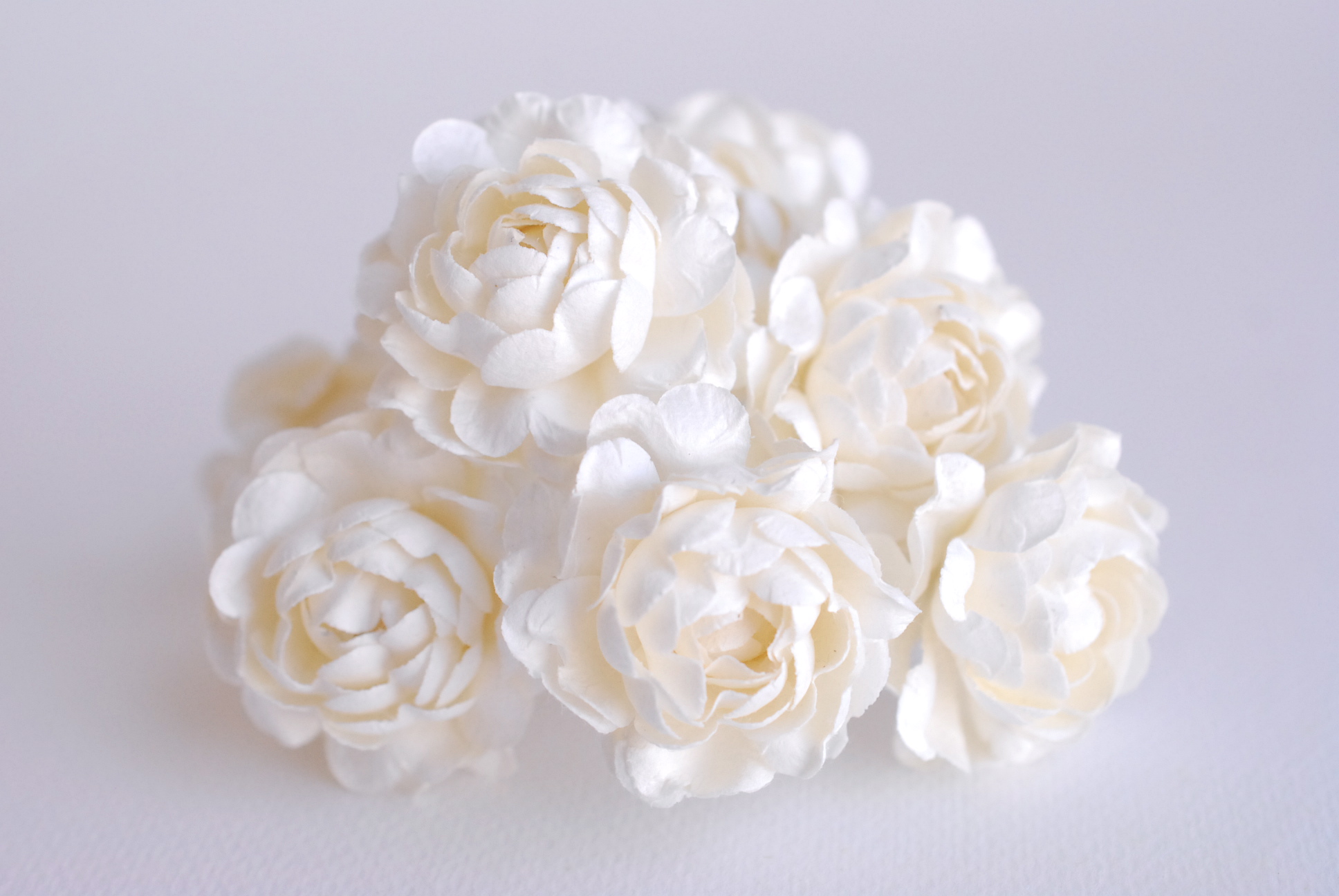 ดอกไม้กระดาษสา ดอกกุหลาบกระดาษสา 5ชั้น ดอกไม้กุหลาบ ดอกไม้ประดิษฐ์ สำหรับตกแต่ง หรืองานแต่งงาน สีขาวครีม ขนาด 3.5 cm. จำนวน 25 ดอก Paper flowers, handmade flowers, small roses paper 5 layers size 3.5 cm. 25 pieces, of-white color.