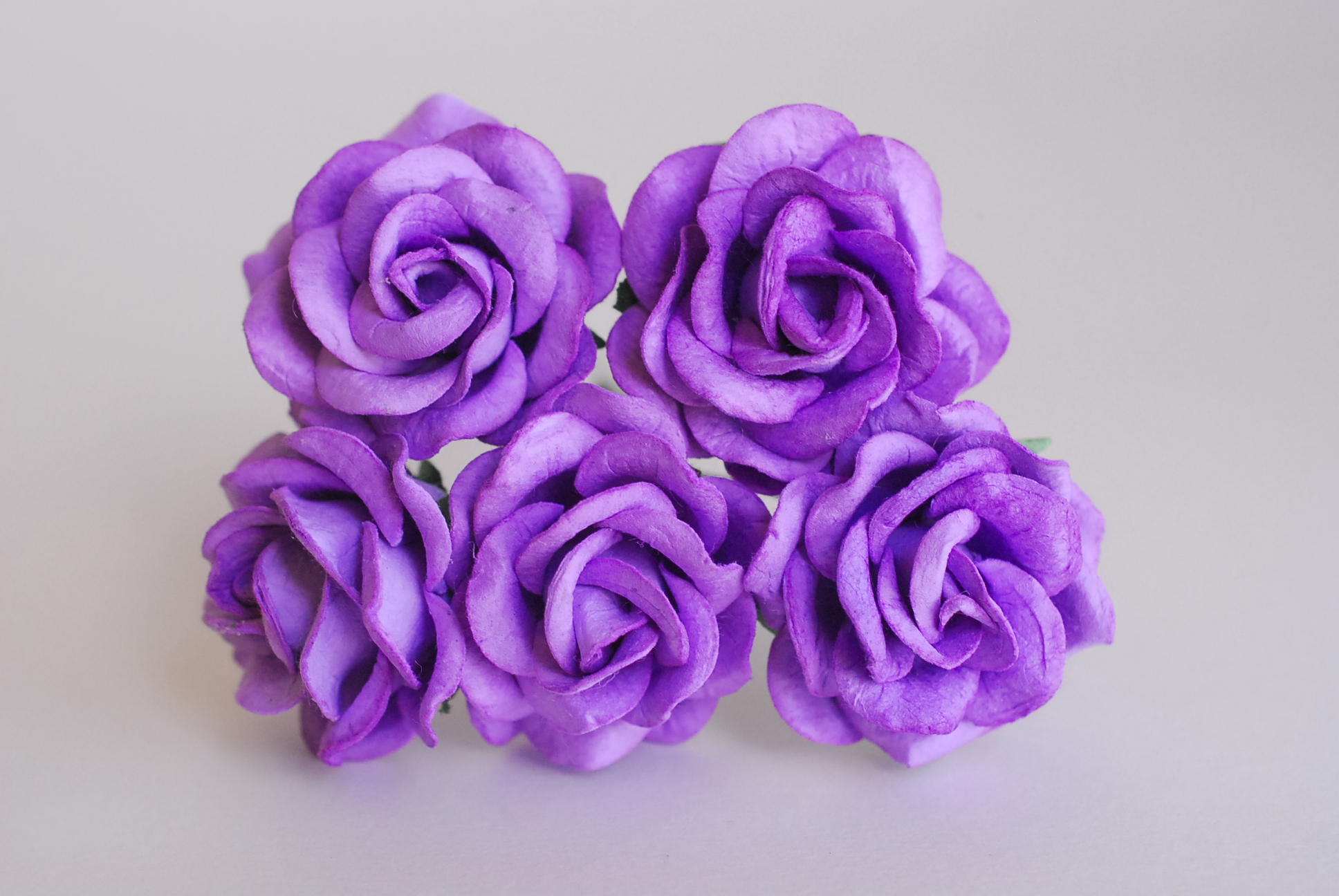 ดอกไม้กระดาษสา ดอกกุหลาบกระดาษสา ดอกไม้กุหลาบ กลีบโค้ง ดอกไม้ประดิษฐ์ สำหรับตกแต่ง หรืองานแต่งงาน สีม่วงขนาด 3.5 cm. จำนวน 25 ดอก Paper flowers, handmade flowers, small roses paper size 3.5 cm. 25 pieces, purple color.