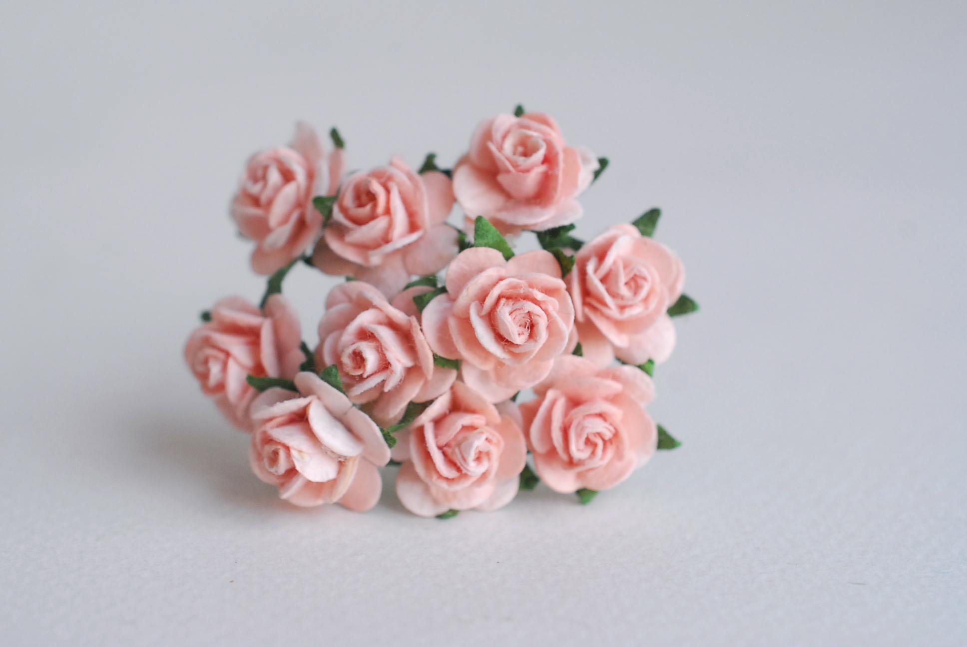 ดอกไม้กุหลาบกระดาษ, ดอกกุหลาบกระดาษสา ดอกกุหลาบจิ๋ว ดอกกุหลาบกระดาษสา สำหรับประดับ ตกแต่งของชำร่วย, งานแต่งงาน สีMIXED เขียวเข้ม เขียวตุ่น ชมพู พีชอ่อน ขาวof-white ขนาด 1.5 cm. จำนวน 100 ดอก