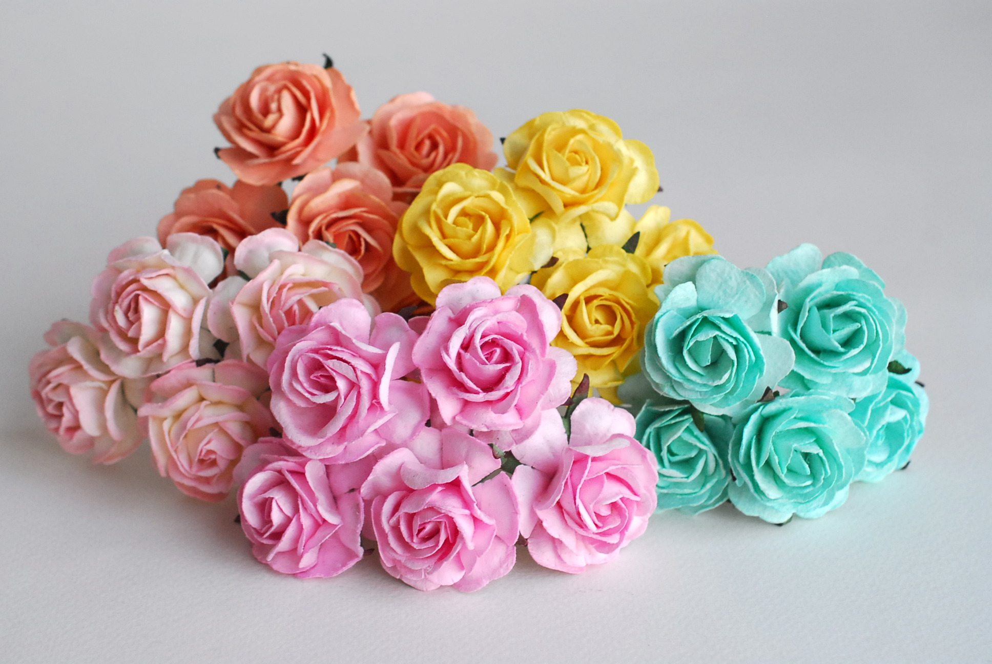 ดอกไม้กระดาษสาสำหรับตกแต่ง ของชำร่วย ดอกกุหลาบ ดอกกุหลาบสีแดง กระดาษสา สีผสม ขนาด 1 cm. mixed color 25 ดอก
