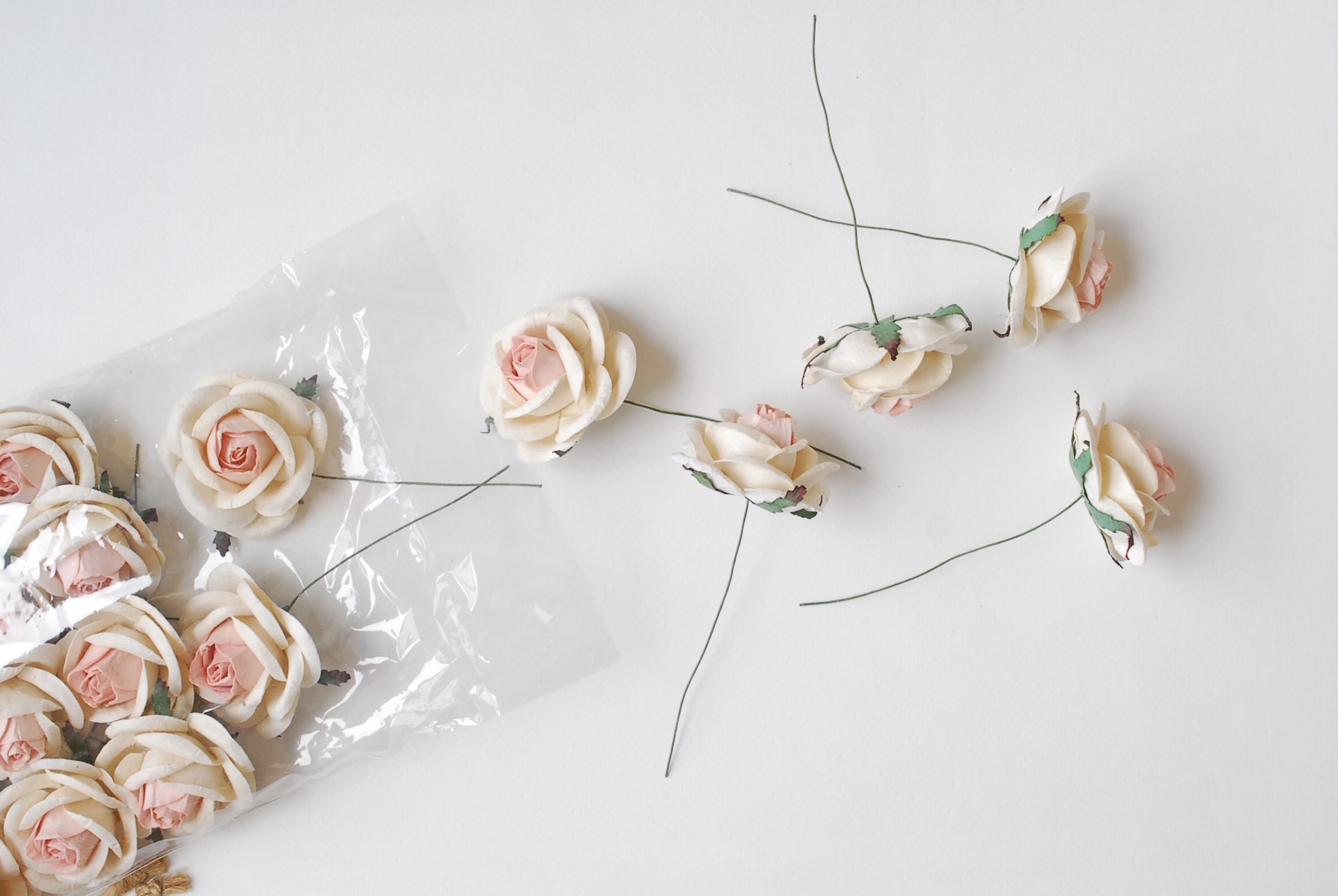 ดอกไม้กระดาษสา ราคาส่ง, ดอกกุหลาบกระดาษสา ดอกไม้ประดิษฐ์ ตกแต่งงานแต่งงาน ขนาด 4.5 cm. สีชมพูอ่อน–ขาว , สำหรับของชำร่วย, งานแต่งงาน, ดอกไม้ทำข้อมือเจ้าสาว Paper flower,20 Pieces mulberry rose, 4.5 cm. pale pink–white color.