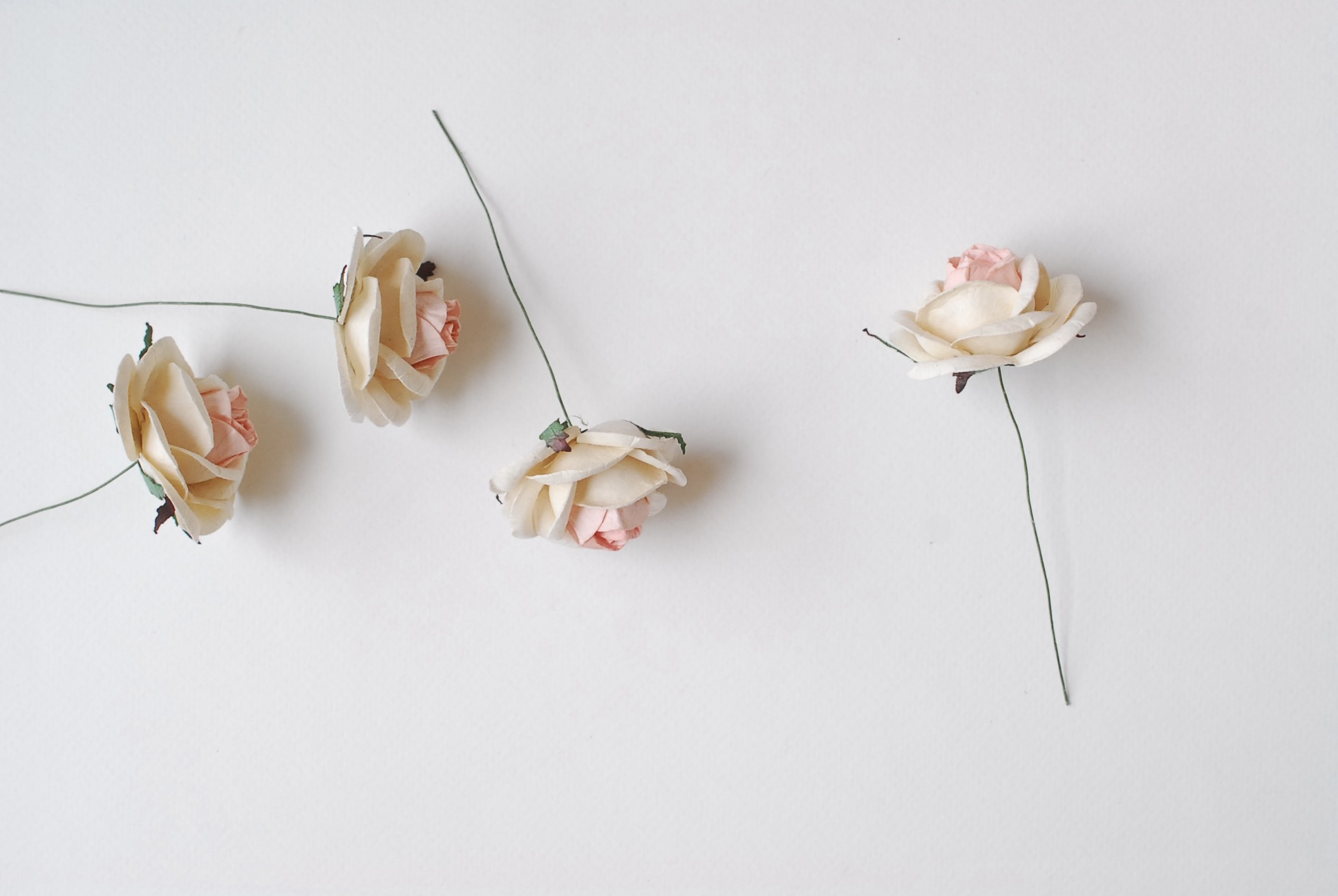 ดอกไม้กระดาษสา ราคาส่ง, ดอกกุหลาบกระดาษสา ดอกไม้ประดิษฐ์ ตกแต่งงานแต่งงาน ขนาด 4.5 cm. สีชมพูอ่อน–ขาว , สำหรับของชำร่วย, งานแต่งงาน, ดอกไม้ทำข้อมือเจ้าสาว Paper flower,20 Pieces mulberry rose, 4.5 cm. pale pink–white color.