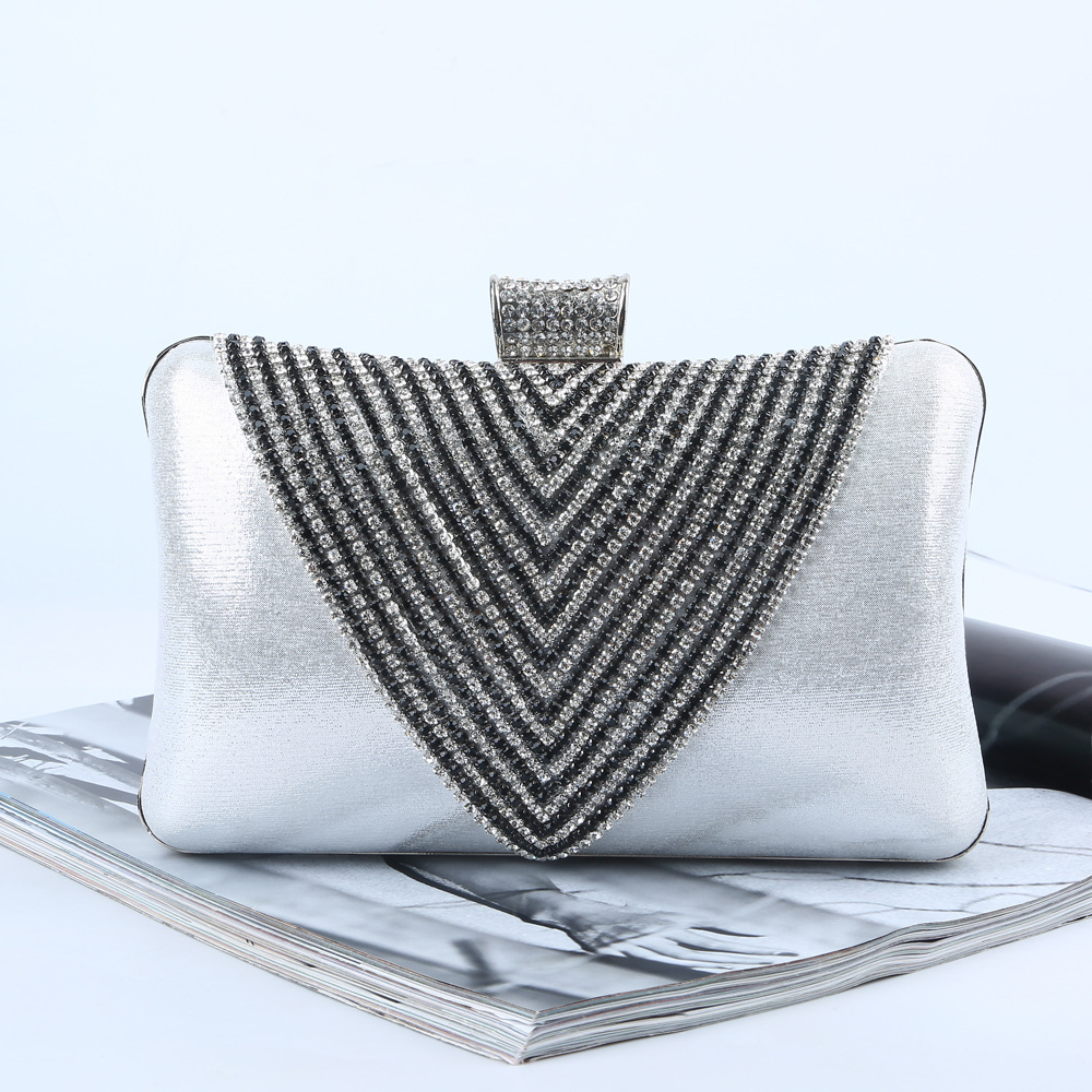 กระเป๋าราตรีประดับเพชรczด้วยแบบสามเหลี่ยมสีเงินสลับดำแวววาวระยิบระยับadies evening bag ladies banquet bag