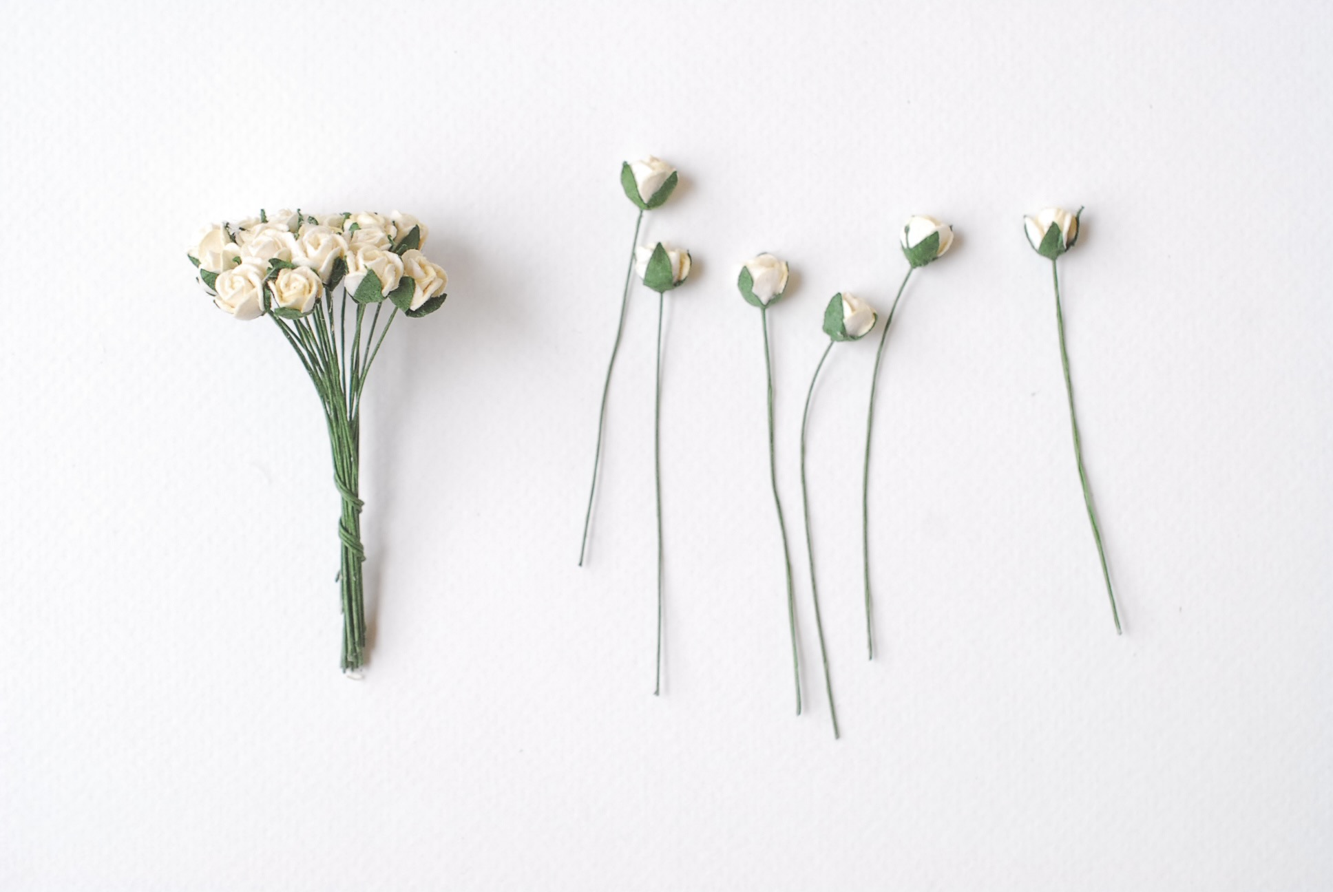 ดอกไม้กระดาษสา ดอกไม้กระดาษสา จตุจักร งานประดิษฐ์ ดอกไม้ทำข้อมือเพื่อนเจ้าสาว แต่งงาน, ดอกกุหลาบตูม 50 ดอก สีครีมอ่อน ขนาด 0.8x0.8 cm. paper flowers, budding roses flower 0.8 x 0.8 cm. 50 pieces. ivory color