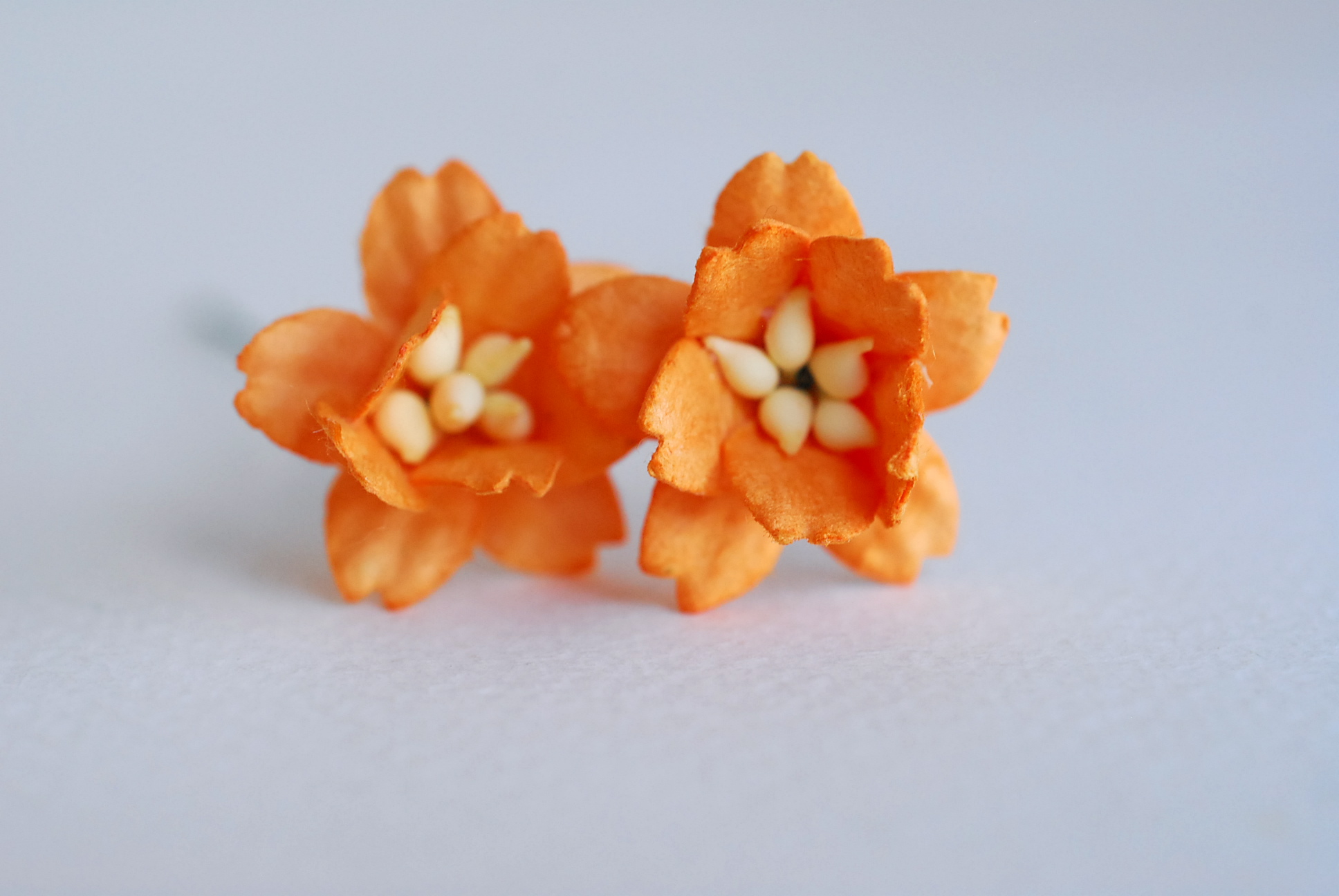 ดอกไม้กระดาษสา ดอกซากุระกระดาษ ขนาดเล็ก ดอกไม้กระดาษสาราคาส่ง ดอกไม้กระดาษสำหรับตกแต่งของชำร่วย งานแต่งงาน ทำช่อดอกไม้ติดอกเจ้าบ่าว ข้อมือดอกไม้เจ้าสาว ขนาด2.0 cm. 50 ดอก สีส้ม Paper flowers supplies: DIY wedding tools small Cherry blossom (Sakura) 50 pcs