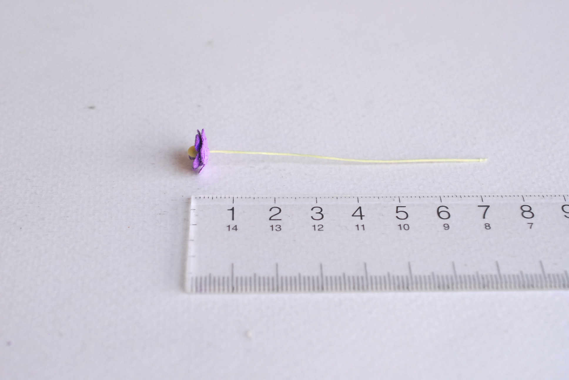 ดอกไม้กระดาษสา ดอกไม้กระดาษสาราคาส่ง ดอกไม้กระดาษสำหรับตกแต่ง งานแต่งงาน หรือติดของชำร่วย ดอก creeping lady 100 ดอก ขนาด 0.8 cm. สีม่วงเข้ม Small Paper Flower with stem, 100 pcs., size 0.8 cm., creeping flowers 2 layers, dark purple color.