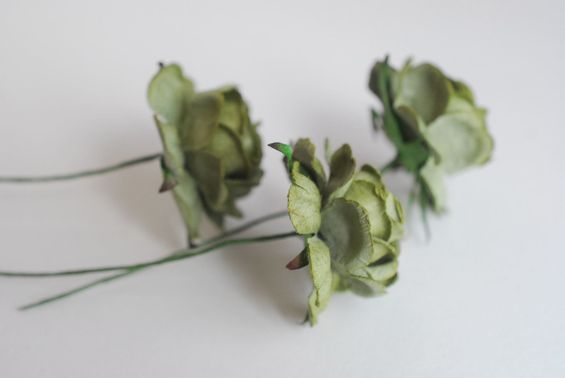 ดอกไม้กุหลาบกระดาษ ดอกไม้กระดาษสา, ของชำร่วย,ดอกกุหลาบ, ดอกไม้ประดิษฐ์สำหรับงานแต่งงาน จำนวน 25 ดอก, สีเขียวเข้ม Paper Flower, 25 pieces roses paper size 3.5 cm., dark green color.