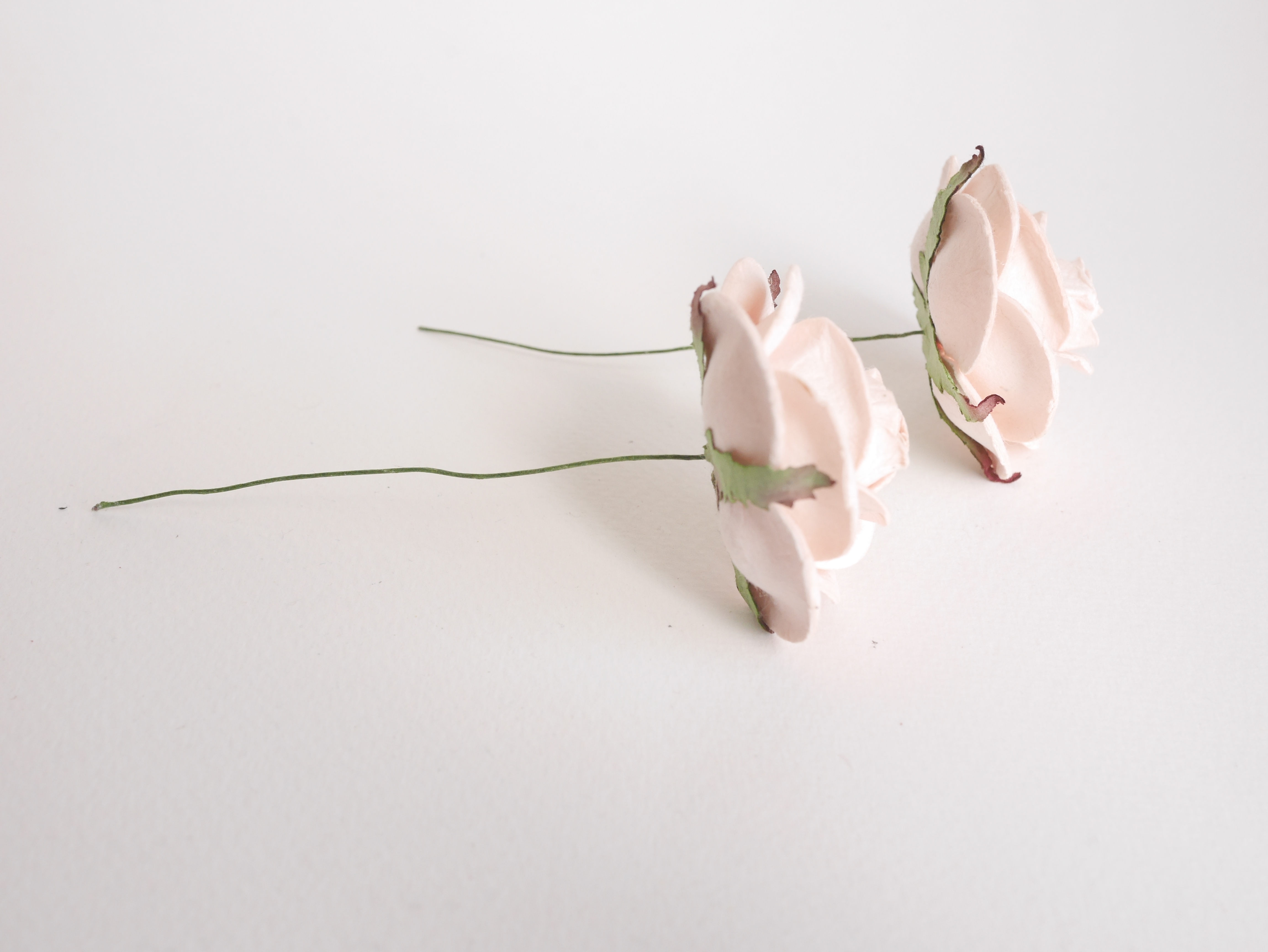 ดอกไม้กระดาษสา ราคาส่ง, ดอกกุหลาบกระดาษสา ดอกไม้ประดิษฐ์ ตกแต่งงานแต่งงาน ขนาด 4.5 cm., 2 ดอก สำหรับของชำร่วย, งานแต่งงาน, ดอกไม้ทำข้อมือเจ้าสาว Paper flower,2 Pieces mulberry rose, 4.5 cm. pale pink color.