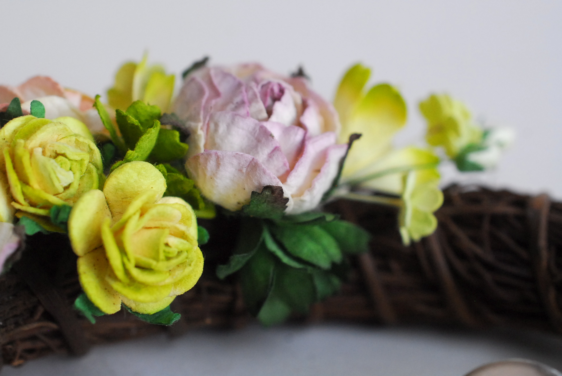 พวงหรีดดอกไม้กระดาษสำหรับตกแต่ง แขวนหน้าต่าง หรือ ตกแต่งห้องรับแขก รูปหัวใจ ดอกไม้กระดาษสาสีเขียว ในช่วงเวลา x'mas หรือ autumn