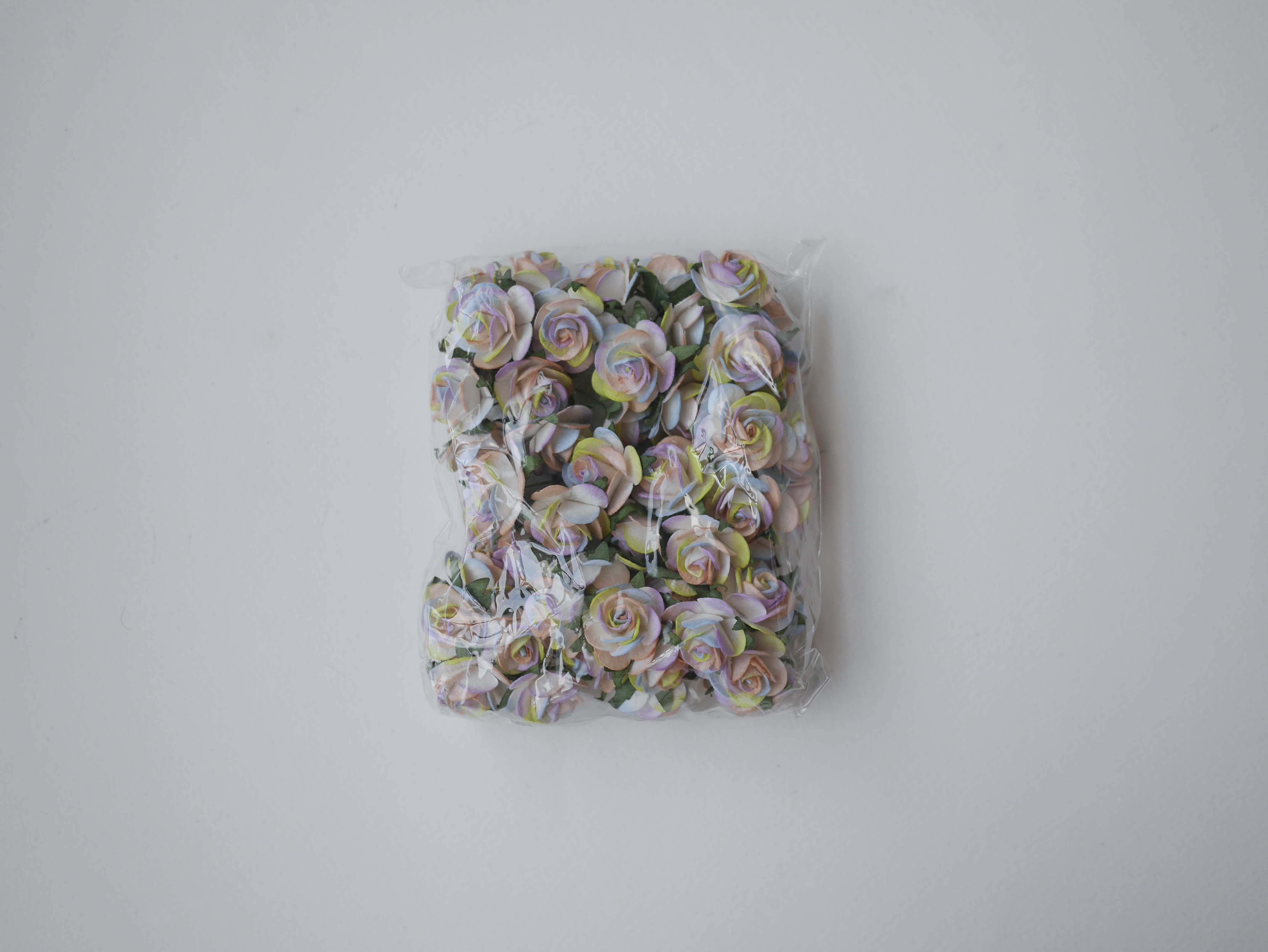 ดอกไม้กระดาษ ดอกไม้กระดาษสา ราคาส่ง,ดอกไม้กุหลาบกระดาษ ดอกกุหลาบกระดาษสา ดอกไม้ประดิษฐ์ สำหรับตกแต่ง หรืองานแต่งงาน สี rainbow ขนาด 2.5 cm. จำนวน 50 ดอก