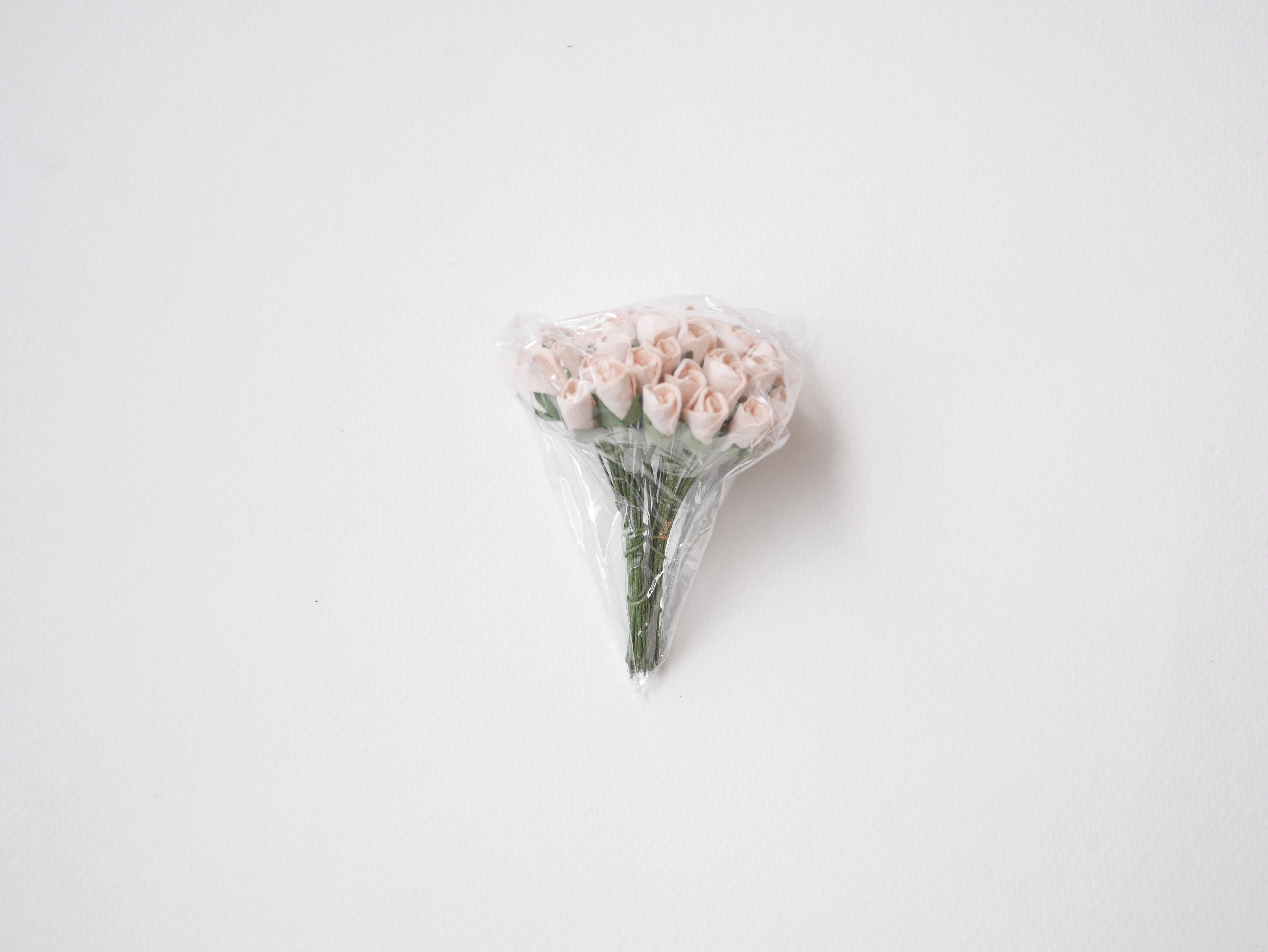 ดอกไม้กระดาษสา ดอกไม้กระดาษสา จตุจักร งานประดิษฐ์ ดอกไม้ทำข้อมือเพื่อนเจ้าสาว แต่งงาน, ดอกกุหลาบตูม 50 ดอก สีชมพูพีชอ่อน ขนาด 0.8x1.5 cm. paper flowers, budding roses flower 0.8 x1.5 cm. 50 pieces. pale pink peachcolor