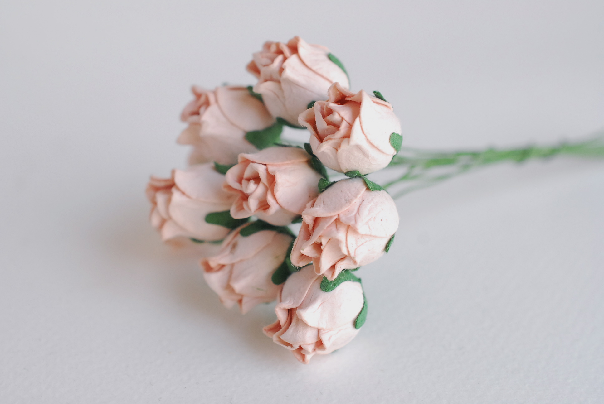 ดอกไม้กระดาษสา ดอกไม้กระดาษสา จตุจักร งานประดิษฐ์ ดอกไม้ทำข้อมือเพื่อนเจ้าสาว แต่งงาน, ดอกกุหลาบตูม 50 ดอก สีพีชอ่อน ขนาด 1.5 cm. paper flowers, budding roses flower 1.5 cm. 50 pieces. pale peach color.