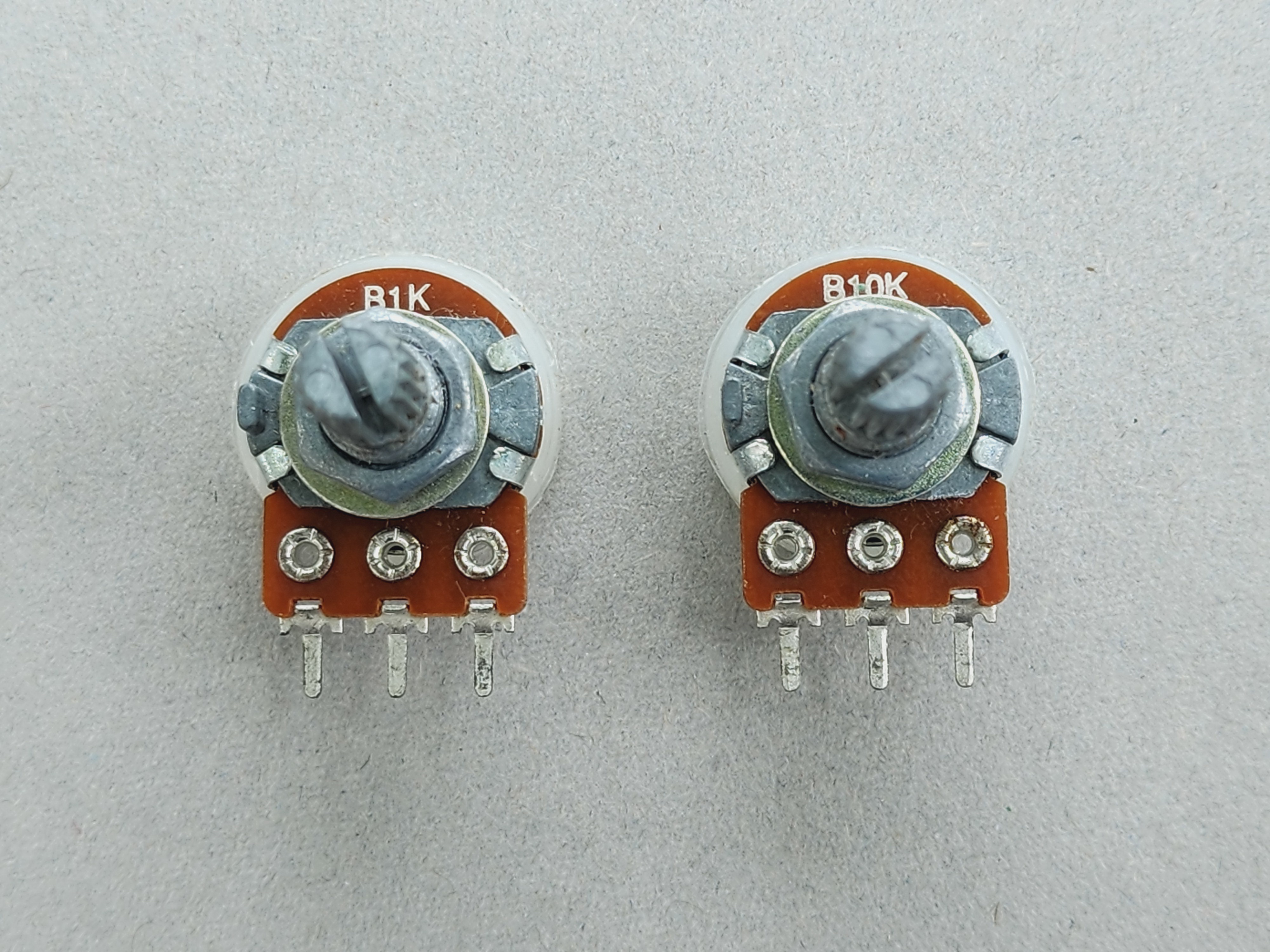 รูปตัวต้านทานปรับค่าได้ 3 ขา และ สัญลักษณ์ตัวต้านทานปรับค่าได้ 3 ขา