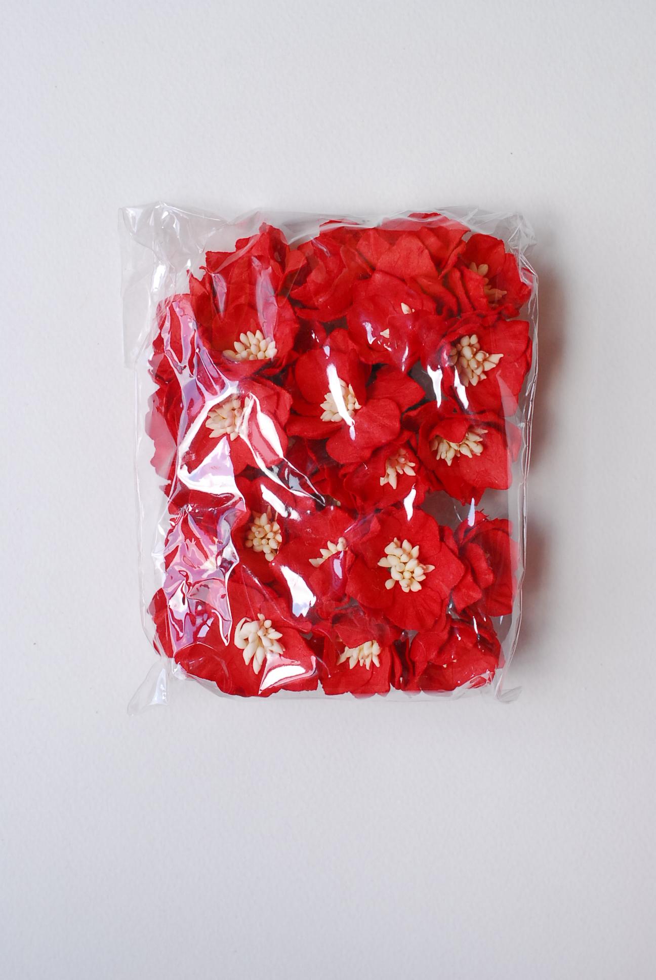 ดอกไม้กระดาษสา ดอกโลตัสอินโดนิเซียกระดาษ ดอกไม้กระดาษสาราคาส่ง ดอกไม้กระดาษสำหรับตกแต่งของชำร่วย งานแต่งงาน ทำช่อดอกไม้ติดอกเจ้าบ่าว ข้อมือดอกไม้เจ้าสาว ขนาด3.5 cm. 25 ดอก สีแดง Paper flowers supplies: DIY wedding supplies Big Cherry blossom red color.