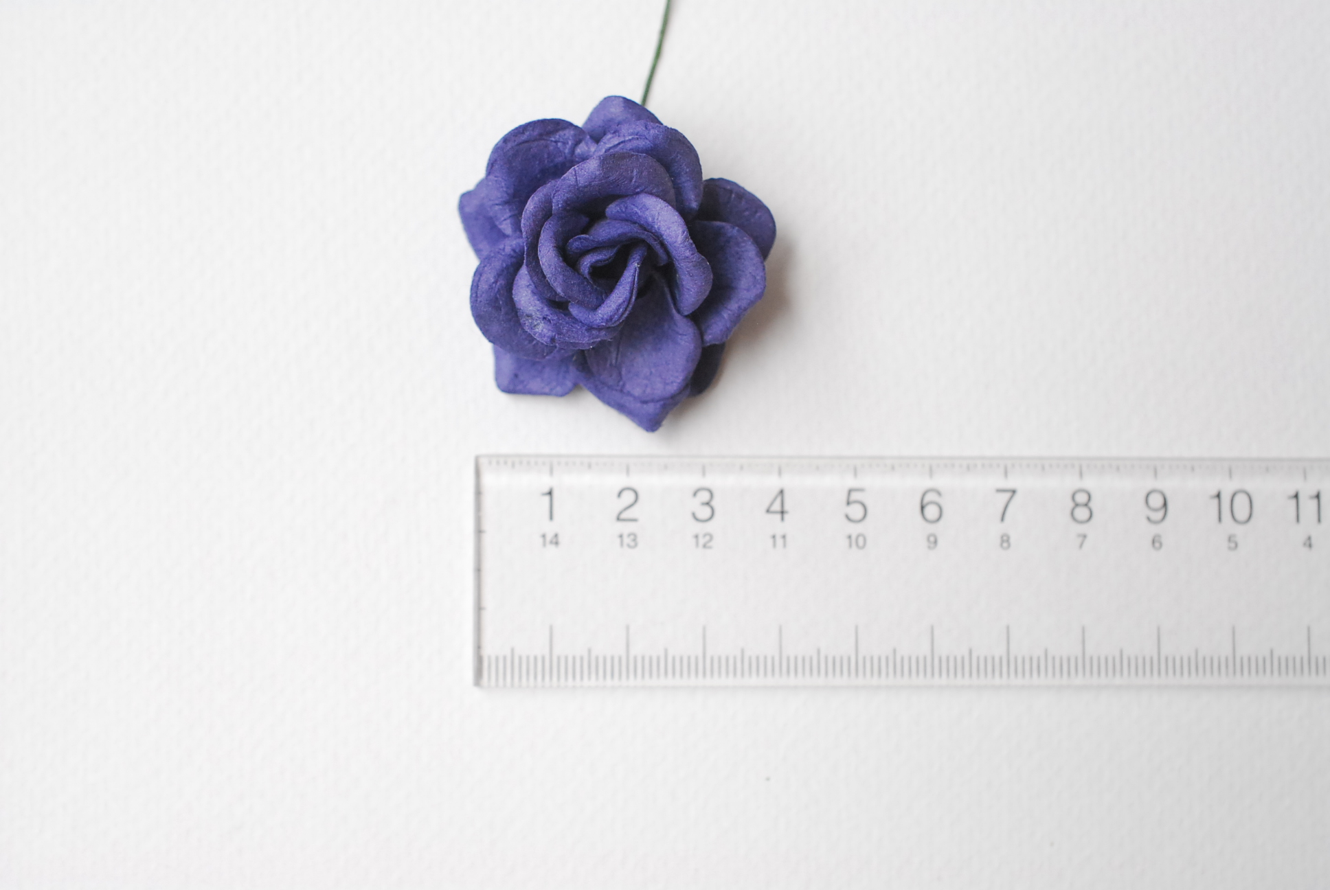 ดอกไม้กระดาษสา ดอกกุหลาบกระดาษสา ดอกไม้กุหลาบ กลีบโค้ง ดอกไม้ประดิษฐ์ สำหรับตกแต่ง หรืองานแต่งงาน สีน้ำเงินกรมท่า ขนาด 3.5 cm. จำนวน 25 ดอก Paper flowers, handmade flowers, small roses paper size 3.5 cm. 25 pieces, passion blue color.