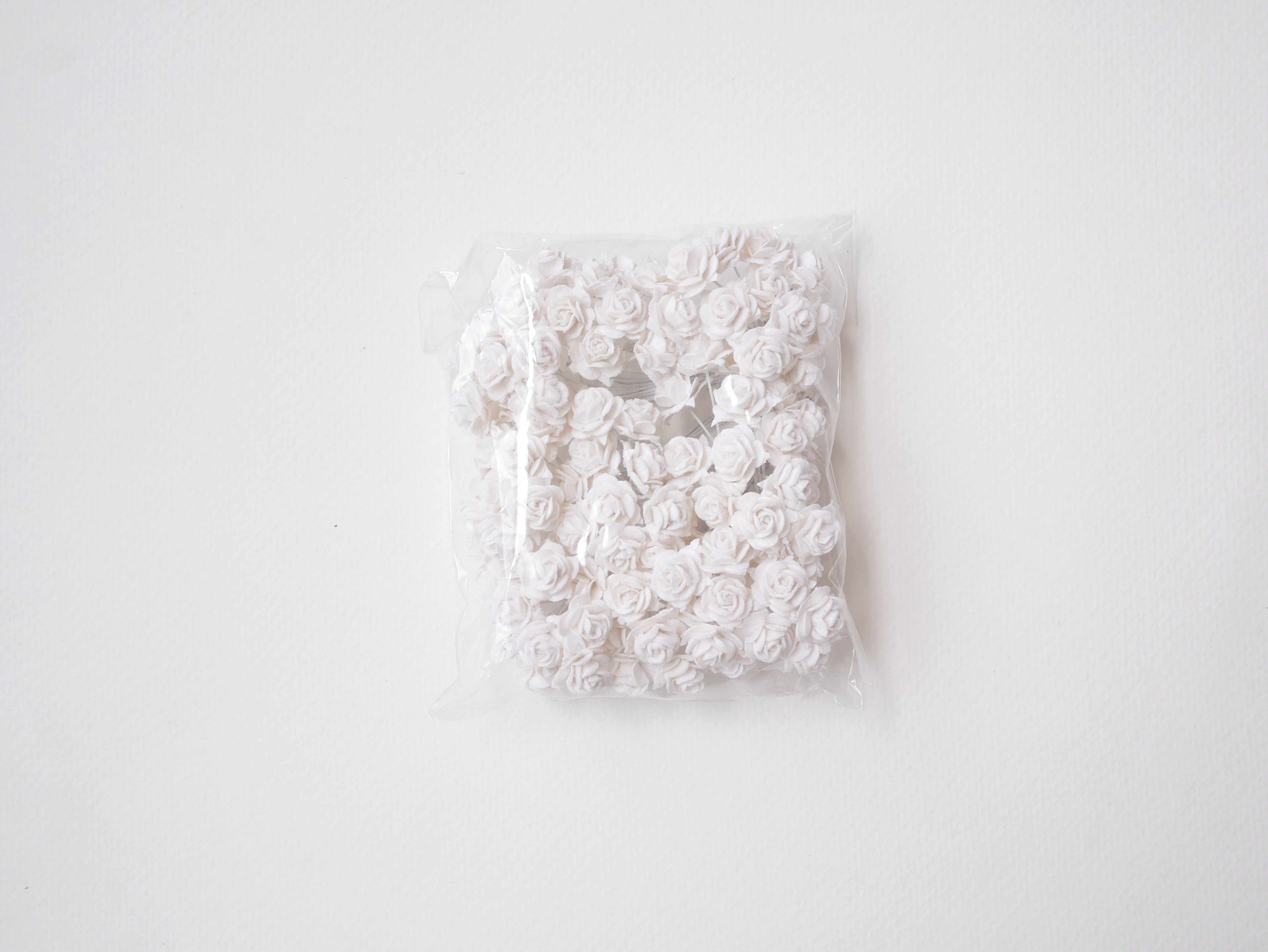 ดอกไม้กระดาษสาสำหรับตกแต่ง ของชำร่วย ดอกกุหลาบ กระดาษสา สีขาว #147 ขนาด 1 cm. จำนวน 100 ดอก/1 ถุง Small handmade rose paper flower supplies 100 pieces, white color.