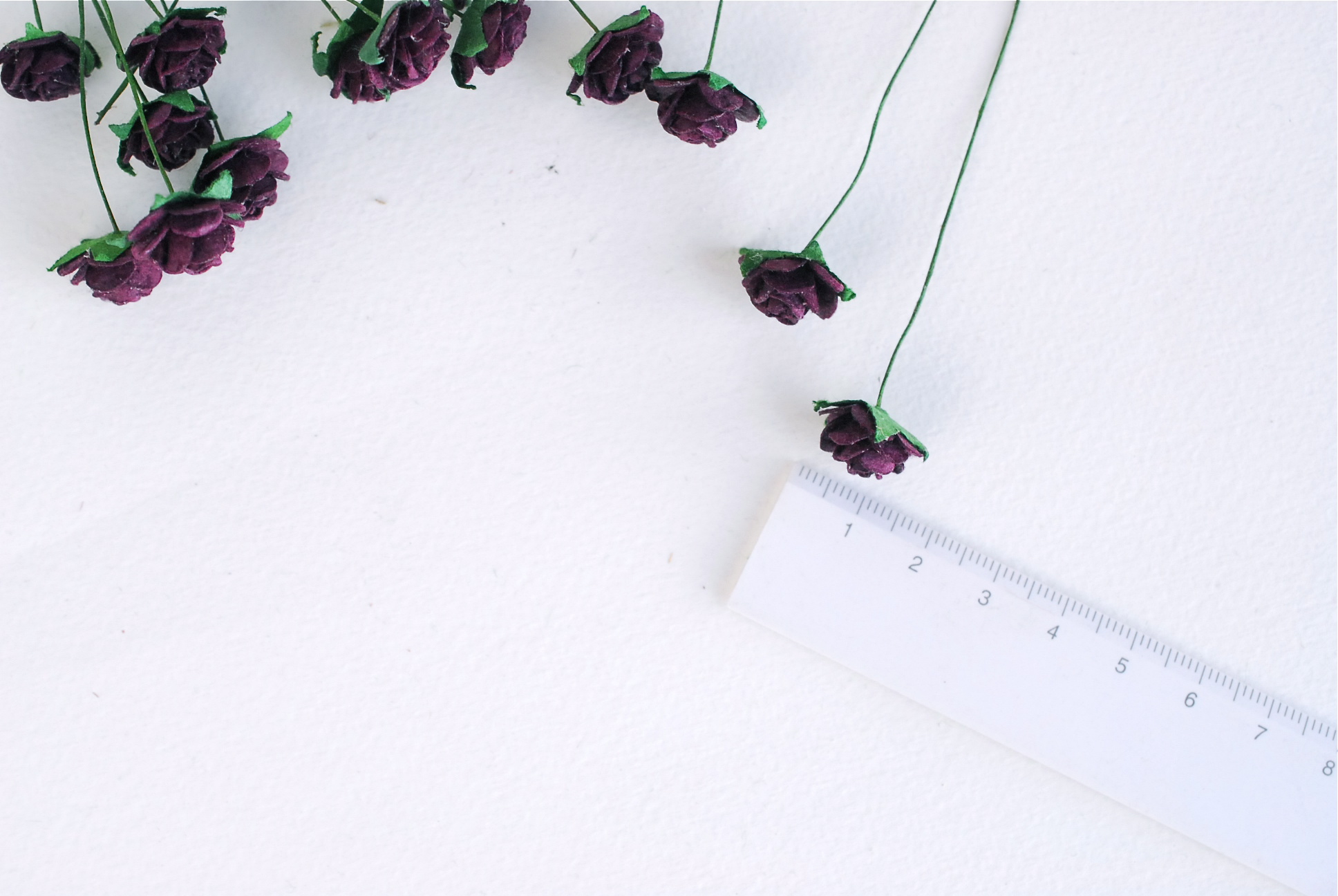 ดอกไม้กุหลาบกระดาษ ดอกกุหลาบขนาดจิ๋ว ดอกไม้ประดิษฐ์ ดอกไม้ของชำร่วย Paper Flowers size 1.5 cm., mini roses dark purple color, 100 pcs. ดอกไม้กระดาษสาสีม่วงเข้มขนาด 1.5 cm. จำนวน 100 ดอก