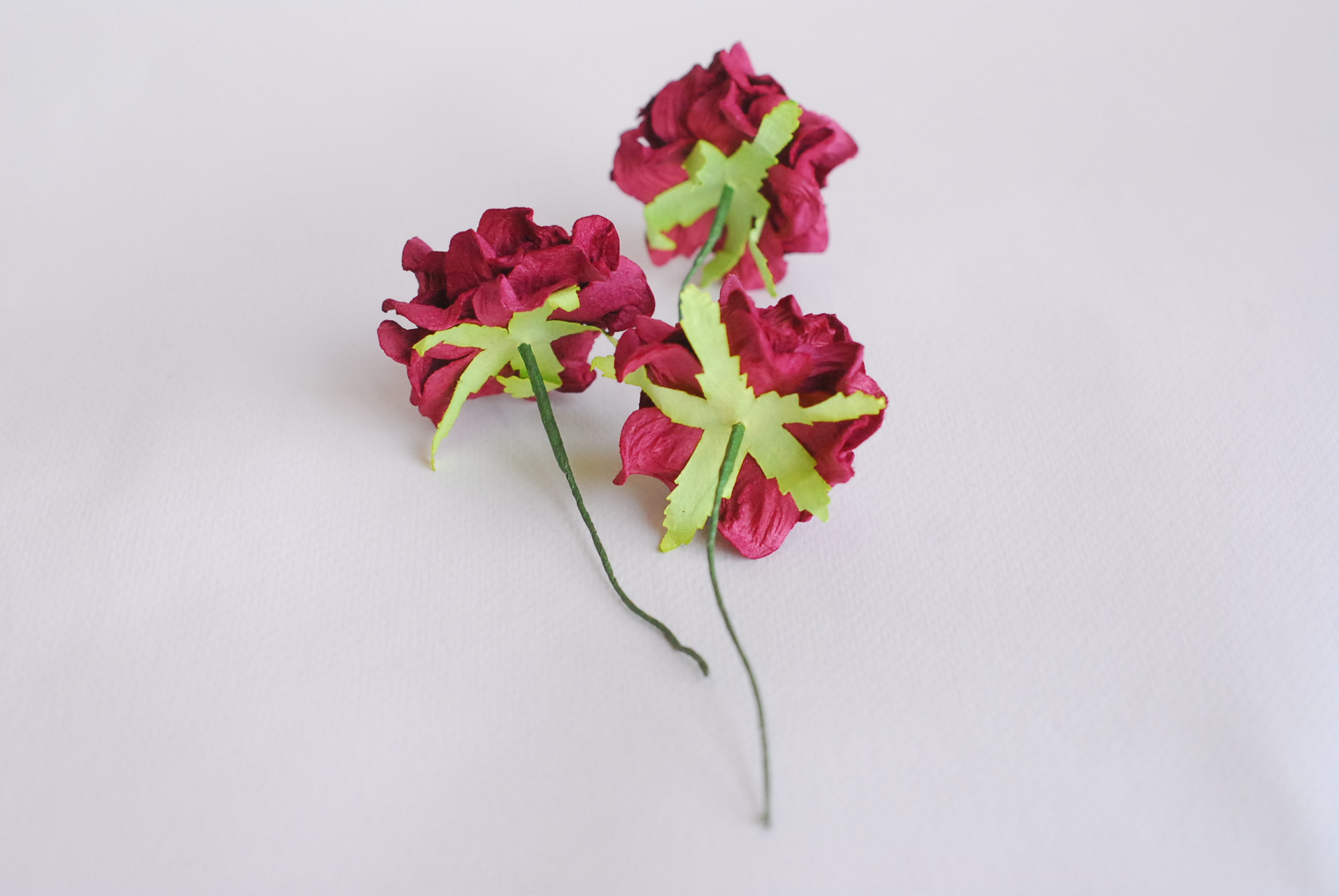 ดอกไม้กระดาษสา ราคาส่ง, ดอกการเดนเนียกระดาษสา ดอกไม้ประดิษฐ์ ตกแต่งงานแต่งงาน ประดิษฐ์ข้อมือเพื่อนเจ้าสาว ขนา่ด 3.5 cm., สำหรับของชำร่วย, งานแต่งงาน, ดอกไม้ทำข้อมือเจ้าสาว สีแดงเข้ม จำนวน 25 ดอก Paper flower,25 Pieces mulberry gardenia flowers supplies, d