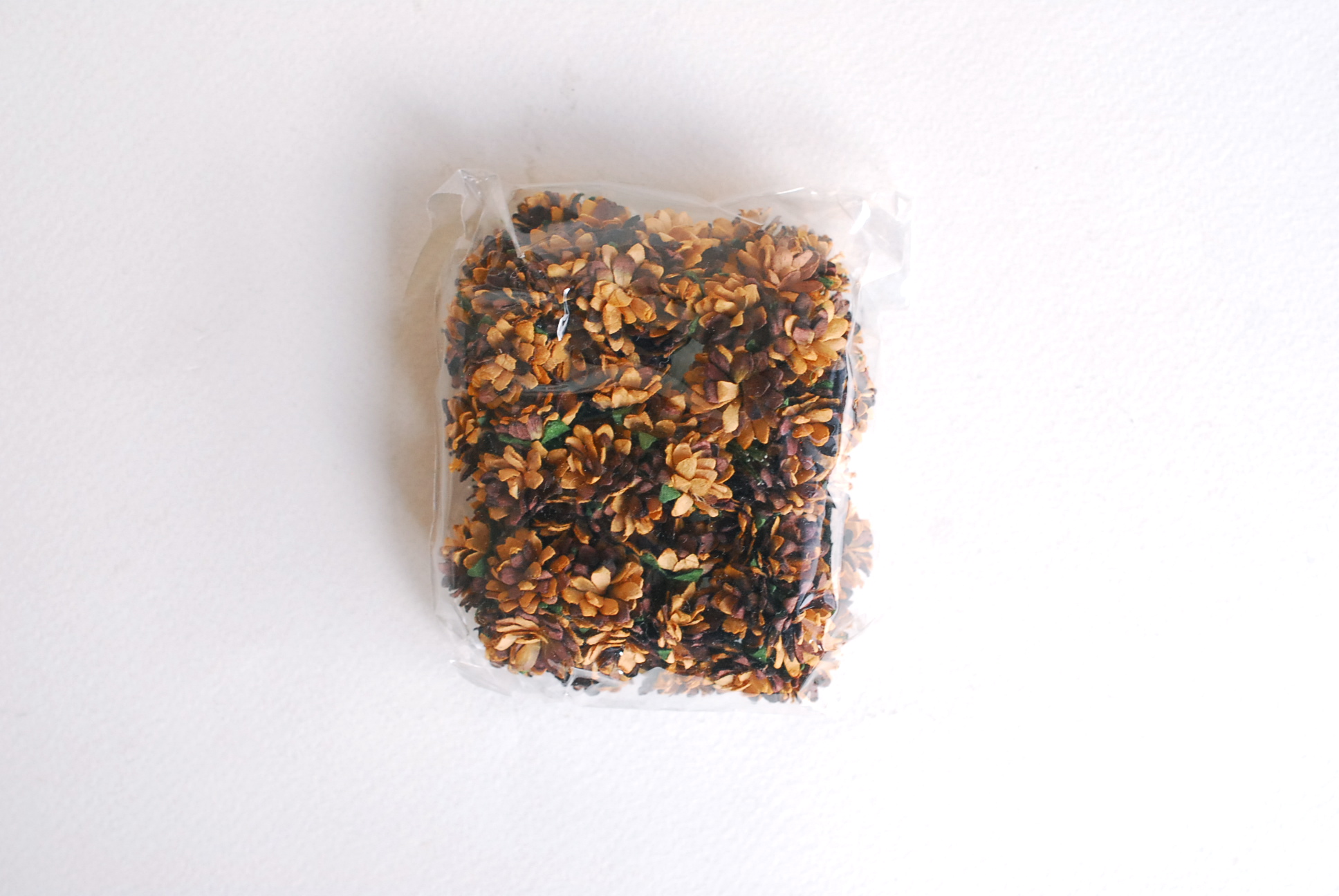 ดอกไม้ประดิษฐ์, ดอกไม้กระดาษสา, ดอก gypsophila, ดอกยิปโซ งานประดิษฐ์ตกแต่งของชำร่วย, ดอกไาด 1.5 cmม้ทำพานพุ่ม,พานพวงมาลัย, พานรับไหว้, ขันหมาก. สีน้ำตาลไหม้ปัด