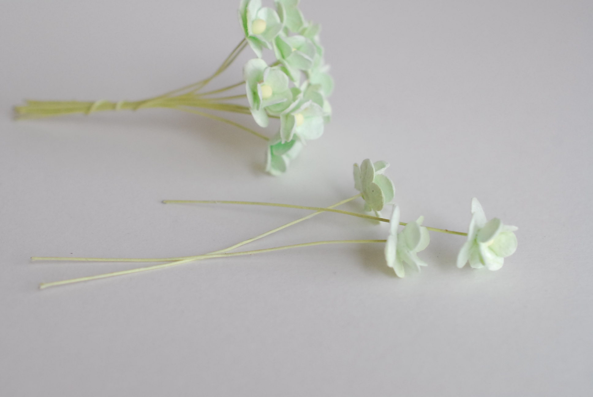 ดอกไม้กระดาษสา ราคาส่ง, ดอกไฮเดรนเยียกระดาษสา ดอกไม้ประดิษฐ์ ตกแต่งงาน ประดิษฐ์ข้อมือ เพื่อนเจ้าสาว ขนาด 1.5 cm., สำหรับของชำร่วย, งานแต่งงาน, ดอกไม้ทำข้อมือเจ้าสาว สีเขียวมิ้นต์ จำนวน 100 ดอก Paper flower,100 Pieces mulberry hydenyia, green mint color.