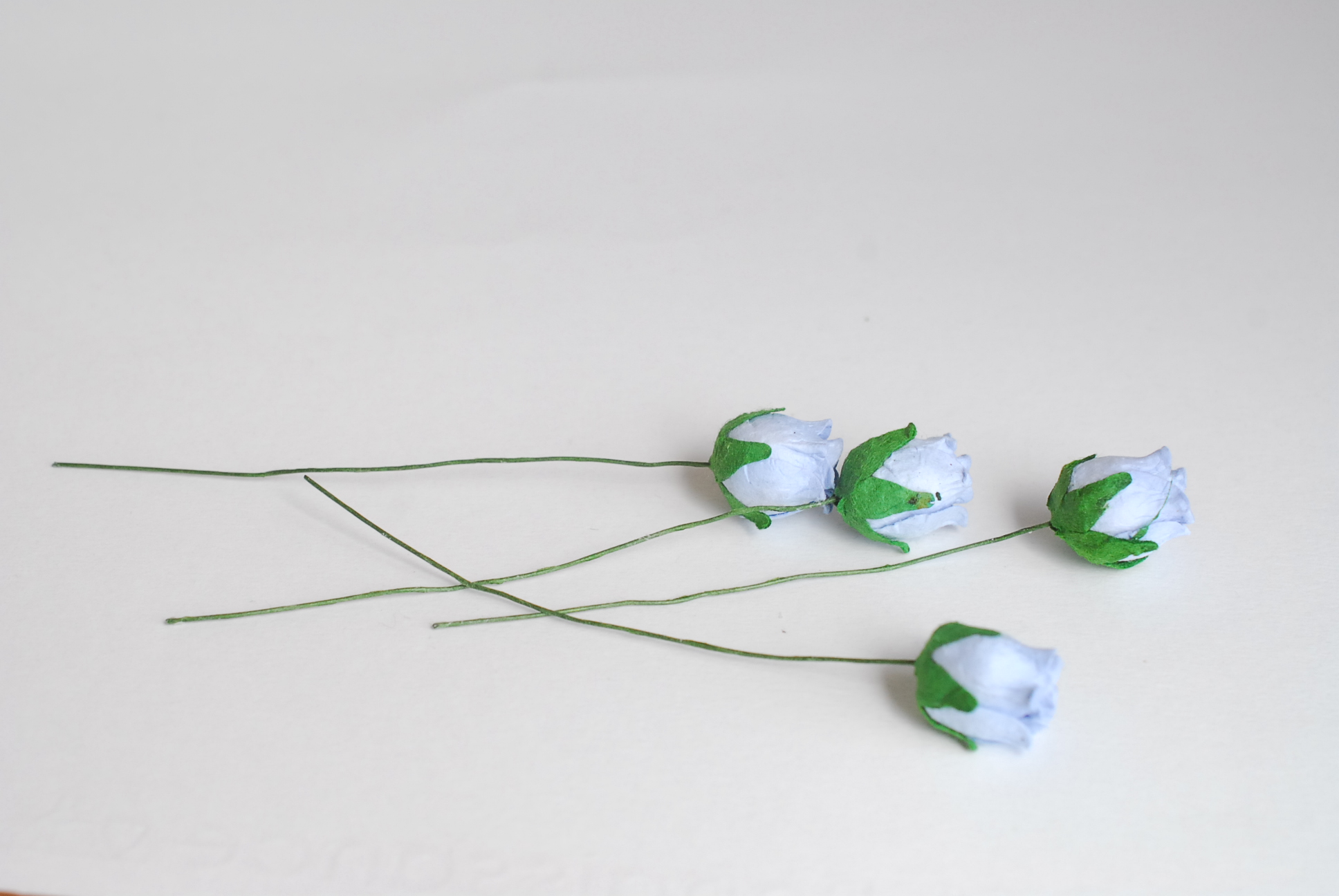 ดอกไม้กระดาษสา ดอกไม้กระดาษสา จตุจักร งานประดิษฐ์ ดอกไม้ทำข้อมือเพื่อนเจ้าสาว แต่งงาน, ดอกกุหลาบตูม 50 ดอก สีน้ำเงินตุ่น ขนาด 1.5 x 1.5 cm. paper flowers, budding roses flower 1.5x1.5 cm. 50 pieces. pale blue color.