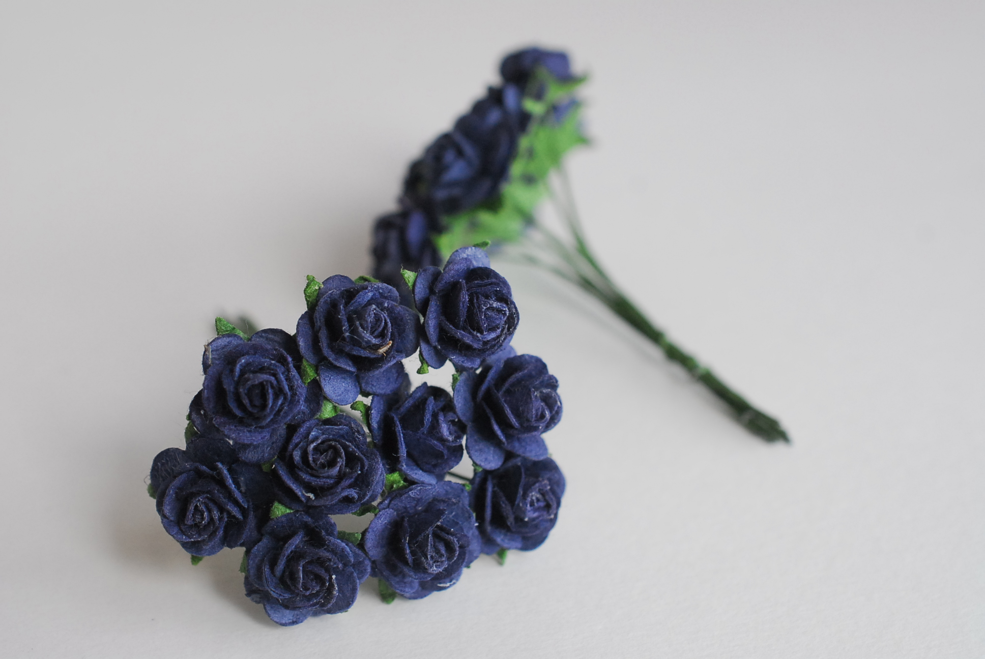 ดอกไม้กุหลาบกระดาษ ดอกไม้กระดาษสา, ดอกกุหลาบจิ๋ว, ดอกไม้กระดาษสาขายส่ง สีน้ำเงินเข้ม ขนาด 1.5 cm. จำนวน 100 ดอก Paper Flowers size 1.5 cm., mini roses passion blue color.