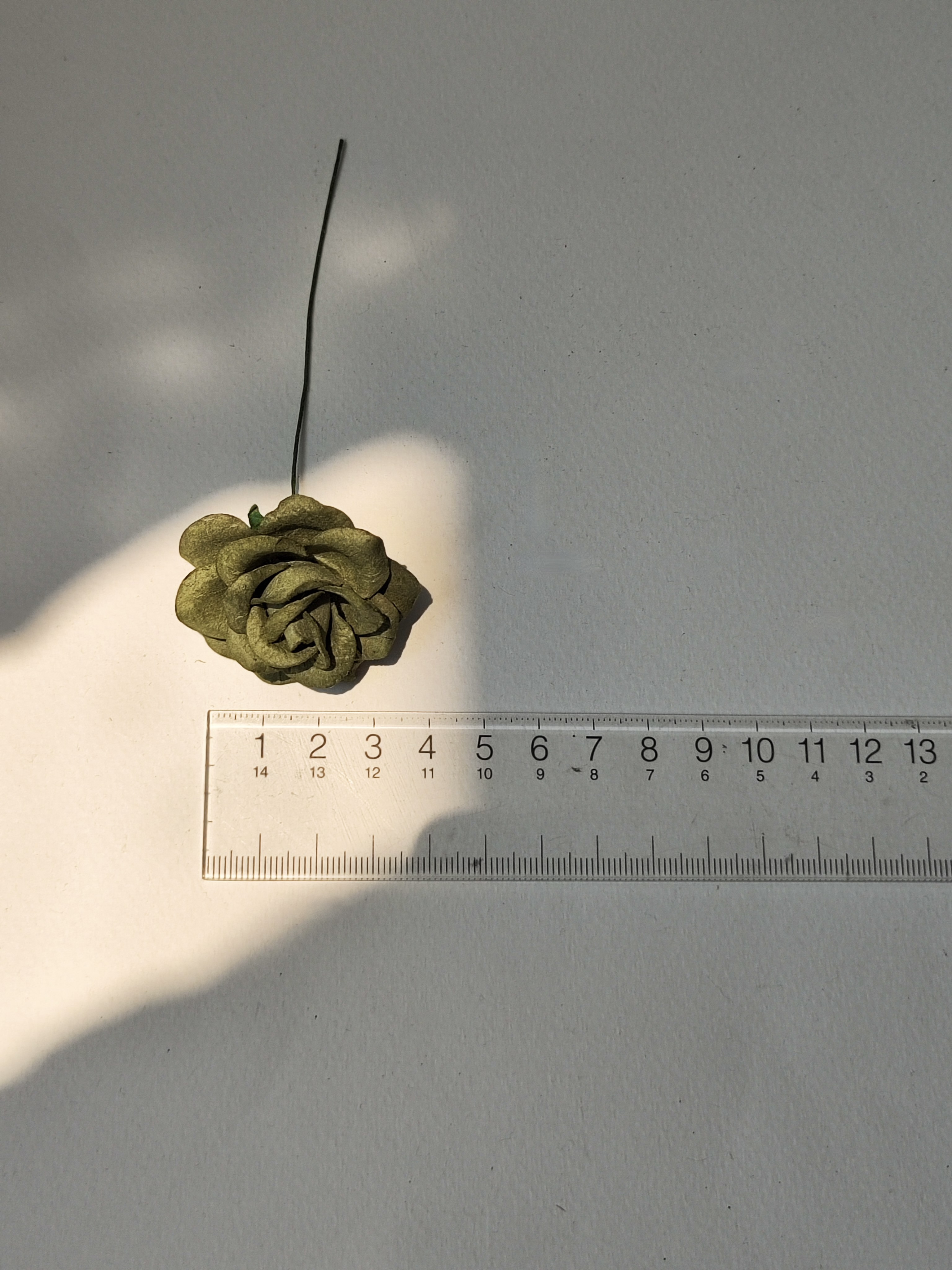 ดอกไม้กระดาษสา ดอกกุหลาบกระดาษสา ดอกไม้กุหลาบ กลีบโค้ง ดอกไม้ประดิษฐ์ สำหรับตกแต่ง หรืองานแต่งงาน สีเขียวทหาร ขนาด 3.5 cm. จำนวน 25 ดอก Paper flowers, handmade flowers, small roses paper size 3.5 cm. 25 pieces, green army color.