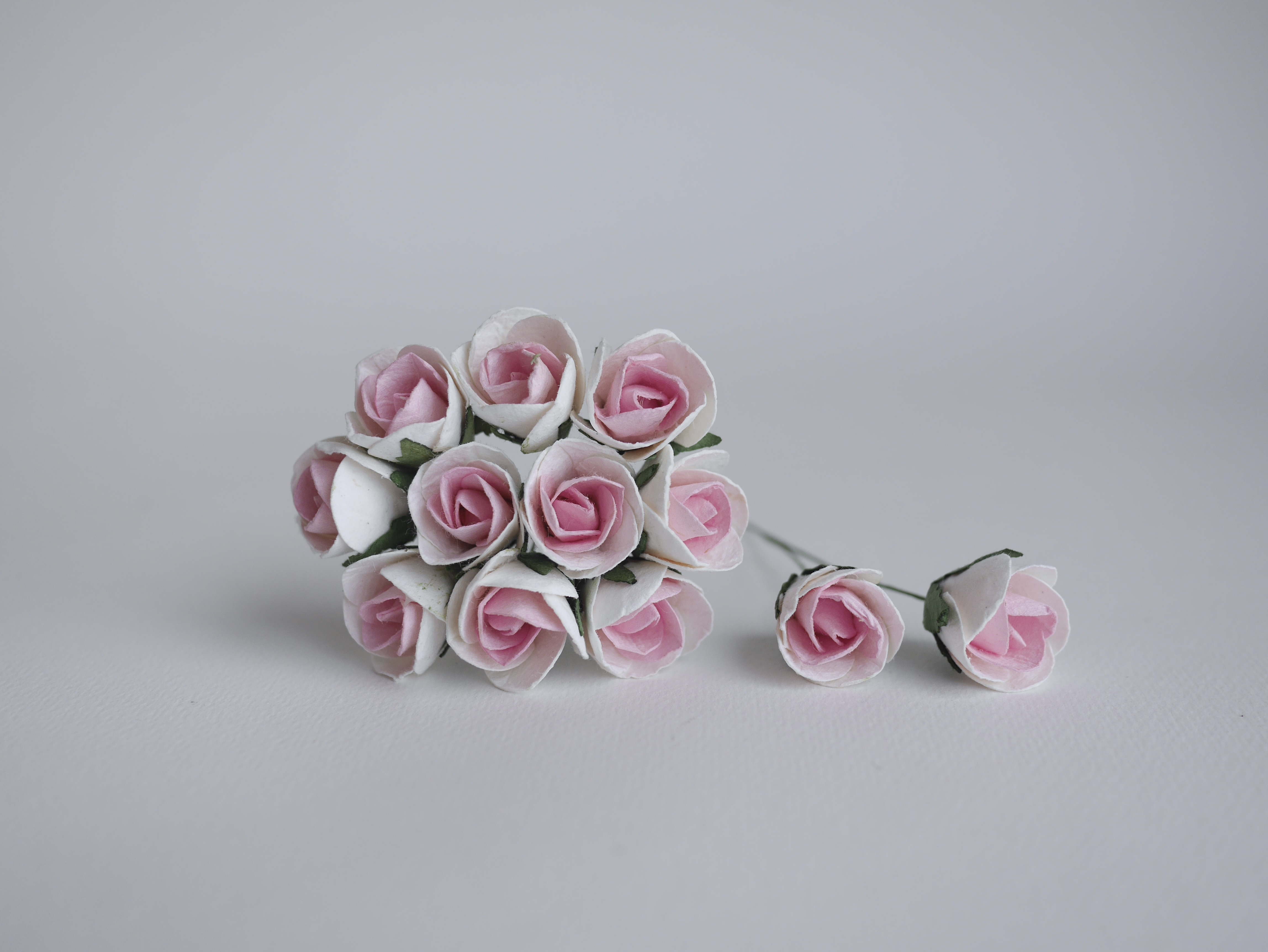 ดอกไม้กระดาษสา ดอกไม้กระดาษสา จตุจักร งานประดิษฐ์ ดอกไม้ทำข้อมือเพื่อนเจ้าสาว แต่งงาน, ดอกกุหลาบตูม 50 ดอก สีชมพู-ขาว ขนาด 1.8x2.0 cm. paper flowers, budding roses flower 1.8 x2.0 cm. 50 pieces. pink-white twotone color