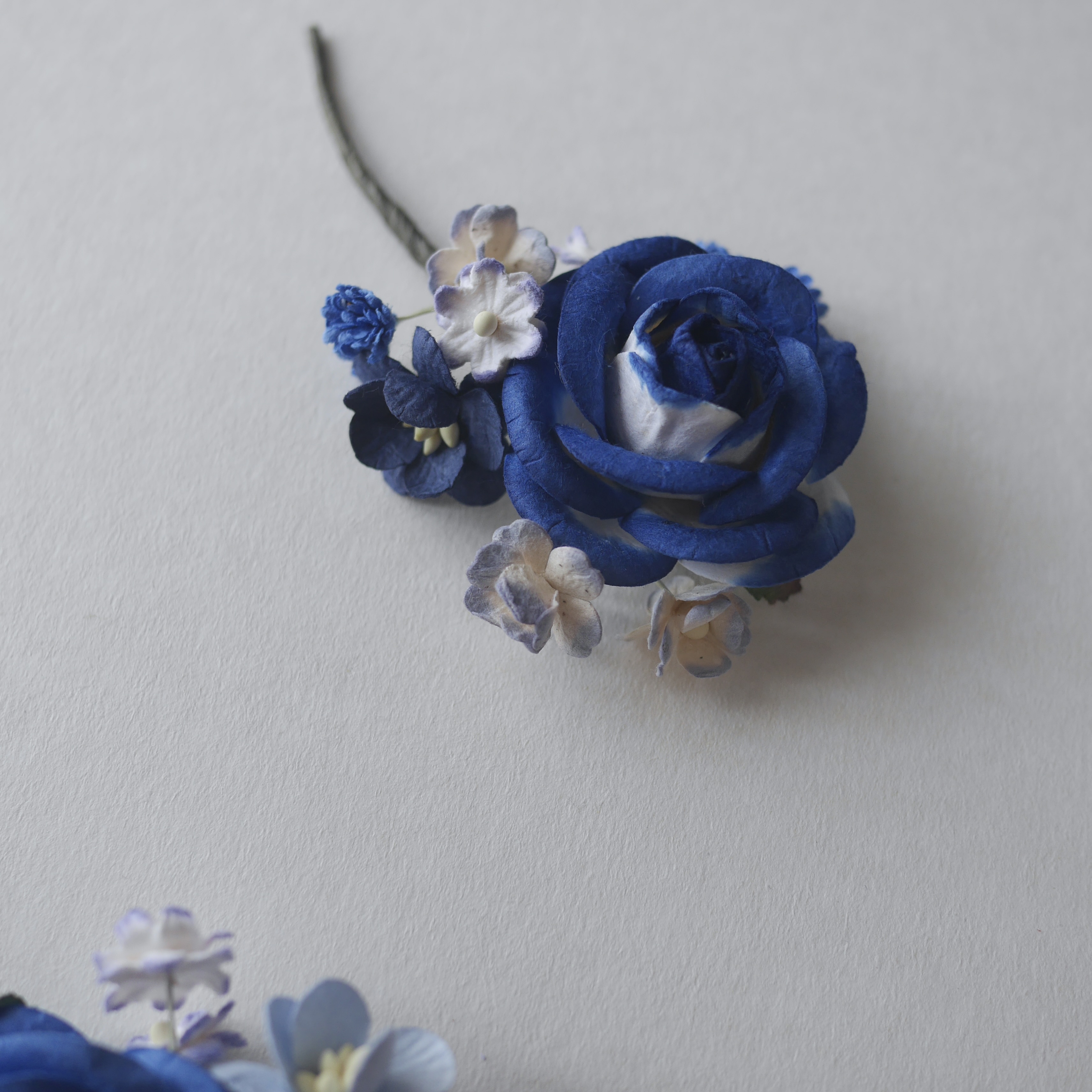 ช่อดอกไม้กุหลาบกระดาษสาสีน้ำเงิน อดอกไม้ประดับ งานแต่งงาน งานประดิษฐ์ ของชำร่วย ดอกไม้กระดาษสา งานแต่งงาน DIY wedding boutonniere or making centerpieces gift decoration 1 ชิ้น โทนสีน้ำเงินปัดสีขาว