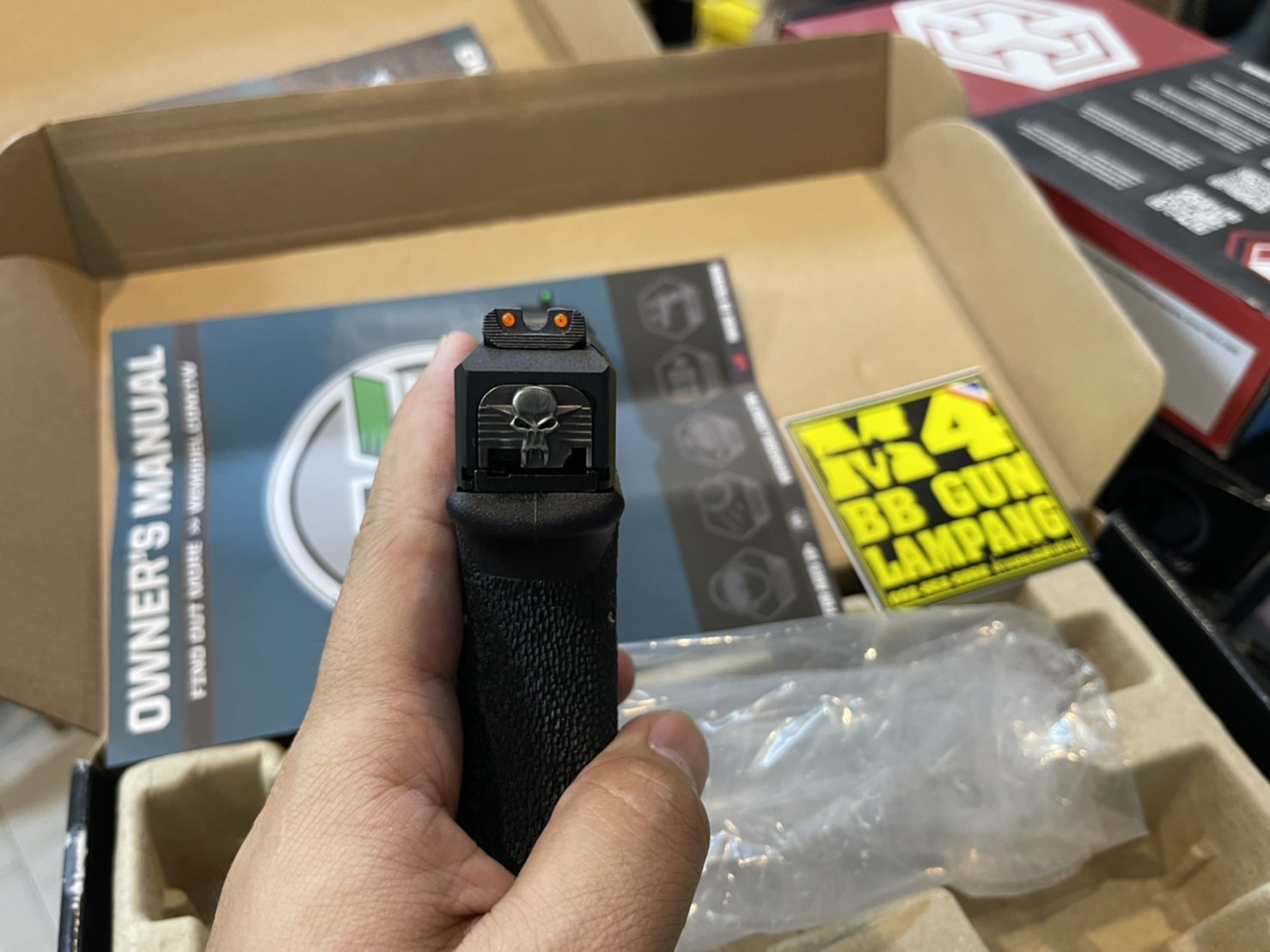 WE Glock17 Custom G-Force – เฟรมดำ สไลด์ดำ ลำกล้องทอง T5