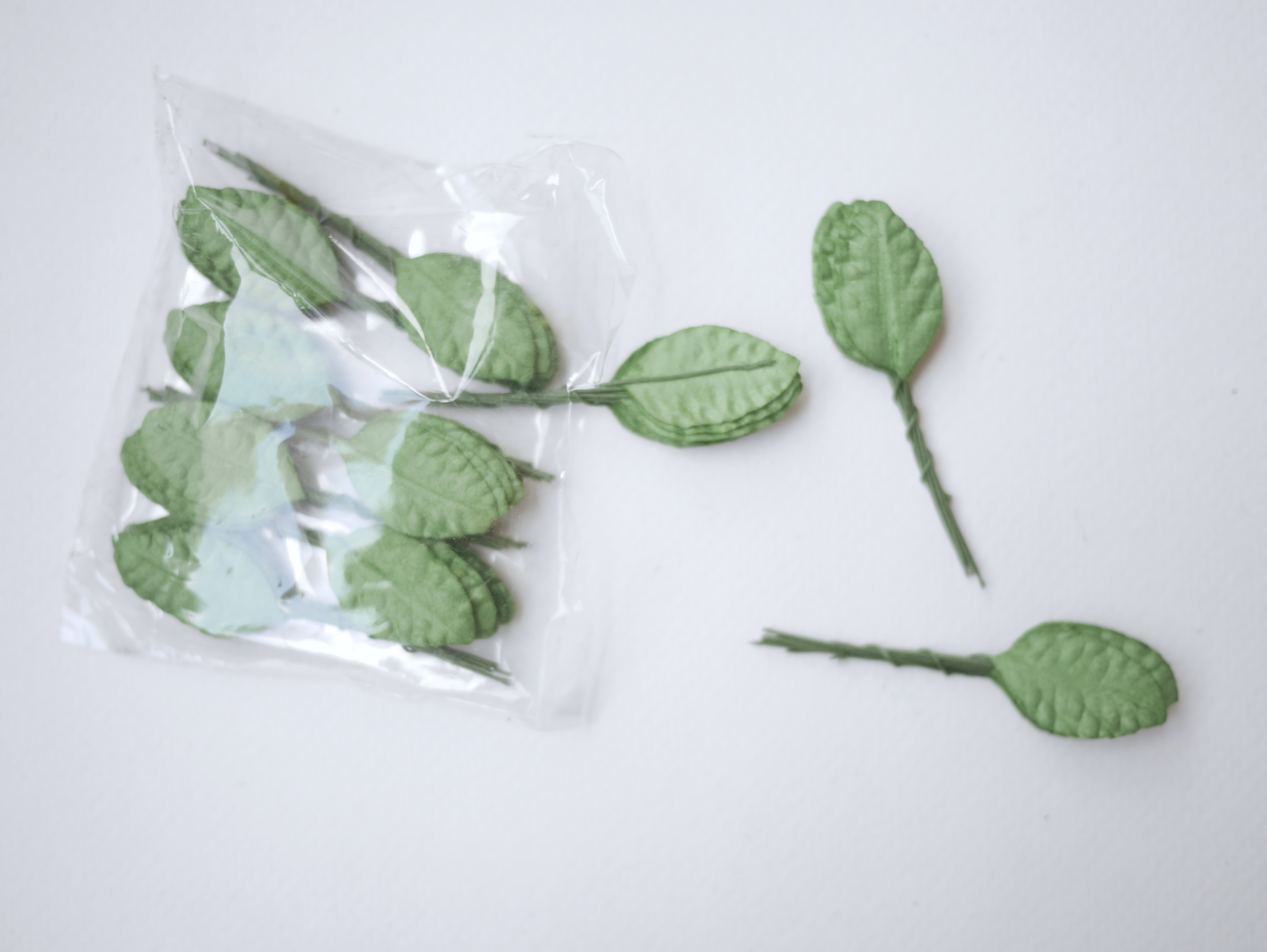 ใบไม้กระดาษ ใบไม้กระดาษสา ราคาส่ง,ใบไม้กุหลาบกระดาษ สำหรับดอกมะลิกระดาษสา ใบไม้ประดิษฐ์ สำหรับตกแต่ง หรืองานแต่งงาน สีเขียว ขนาด 2.5x1.5 cm. จำนวน 100 ใบ