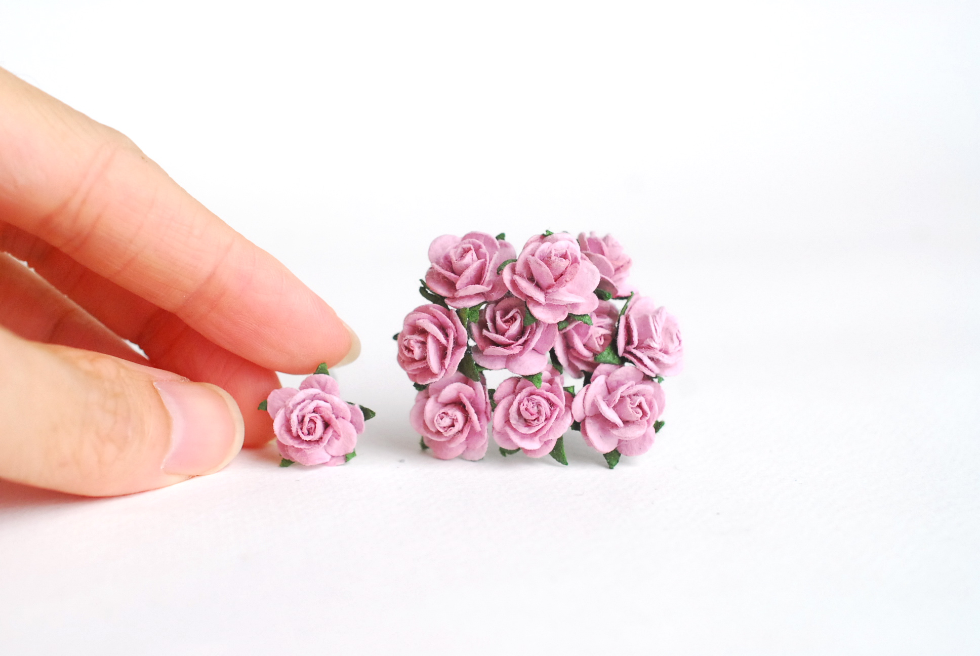 ดอกไม้กุหลาบกระดาษ ดอกไม้กระดาษสา, ดอกกุหลาบจิ๋ว, ดอกไม้กระดาษสาขายส่ง สีชมพูม่วง ขนาด 1.5 cm. จำนวน 100 ดอก Paper Flowers size 1.5 cm., mini roses pink purple color, 100 pcs.