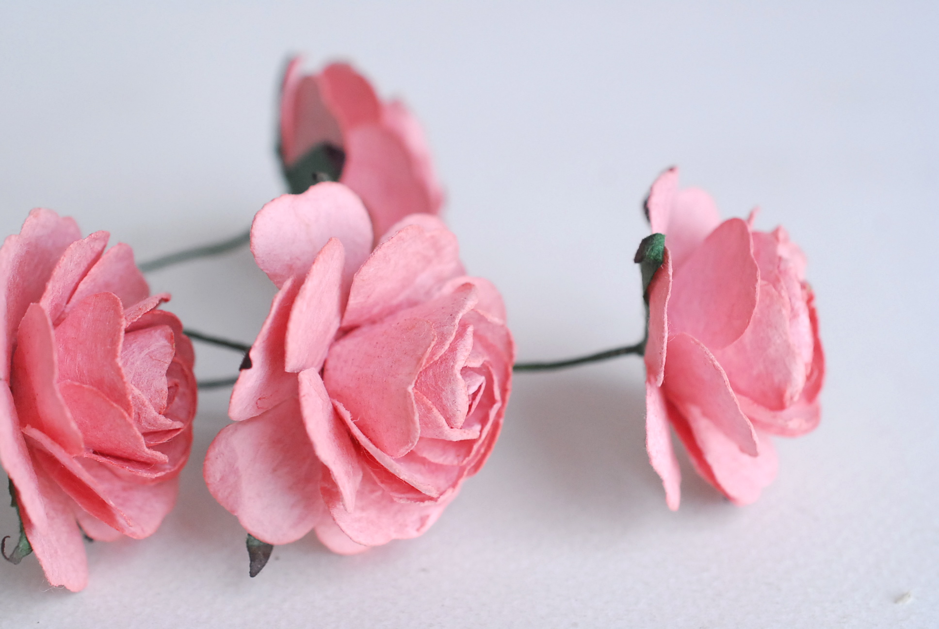 ดอกไม้กระดาษสา ดอกกุหลาบกระดาษสา ดอกไม้กุหลาบ ดอกไม้ประดิษฐ์ สำหรับตกแต่ง หรืองานแต่งงาน สีชมพูตุ่น color code #106 ขนาด 3.5 cm. จำนวน 25 ดอก Paper flowers, handmade flowers, small roses paper size 3.5 cm. 25 pieces, pink dusty color.