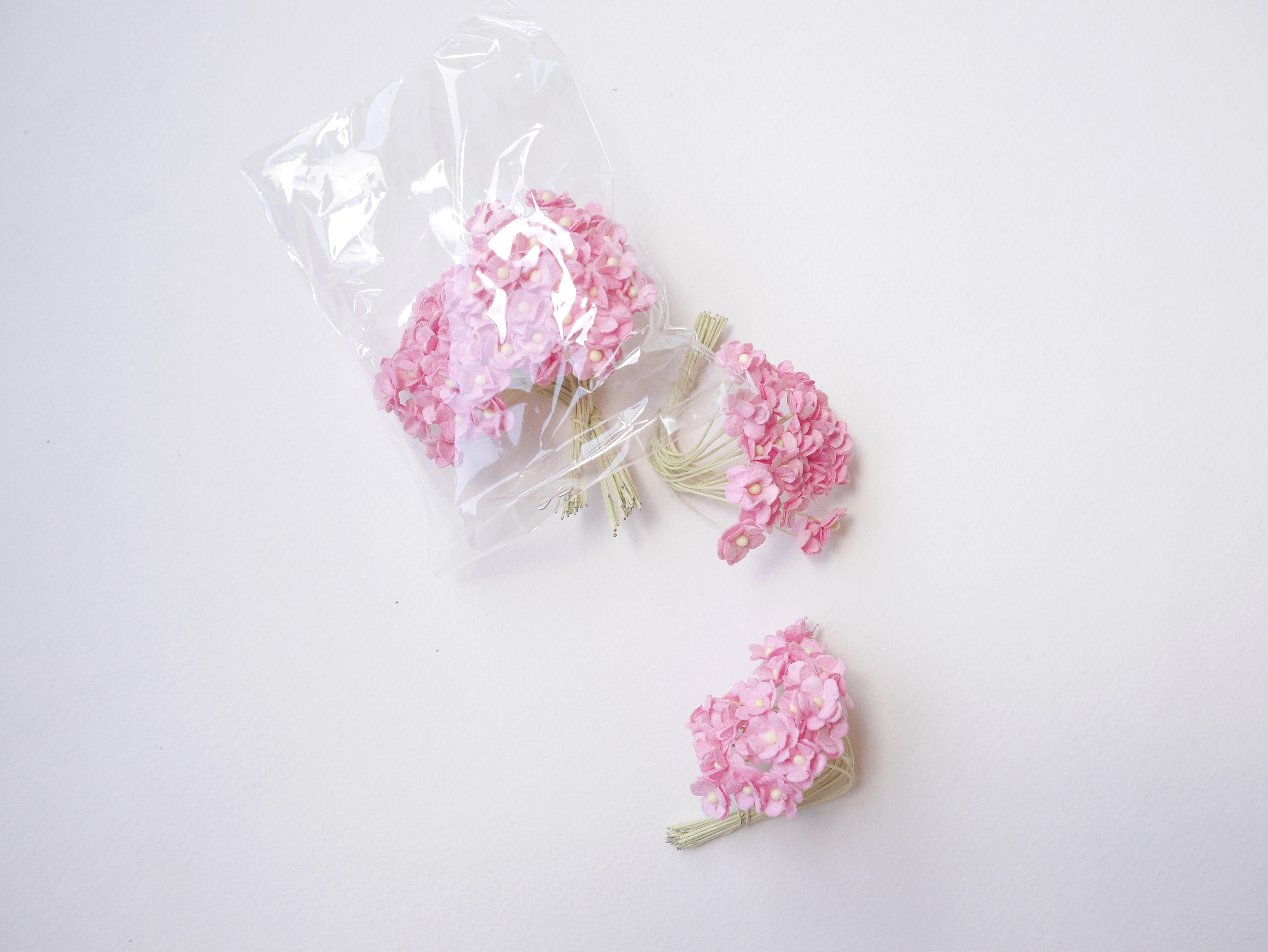 ดอกไม้กระดาษสา ดอกไม้กระดาษสาราคาส่ง ดอกไม้กระดาษสำหรับตกแต่ง งานแต่งงาน หรือติดของชำร่วย ดอก creeping lady 100 ดอก ขนาด 0.8 cm. สีชมพู Small Paper Flower with stem, 100 pcs., size 0.8 cm., creeping flowers 2 layers, pink color