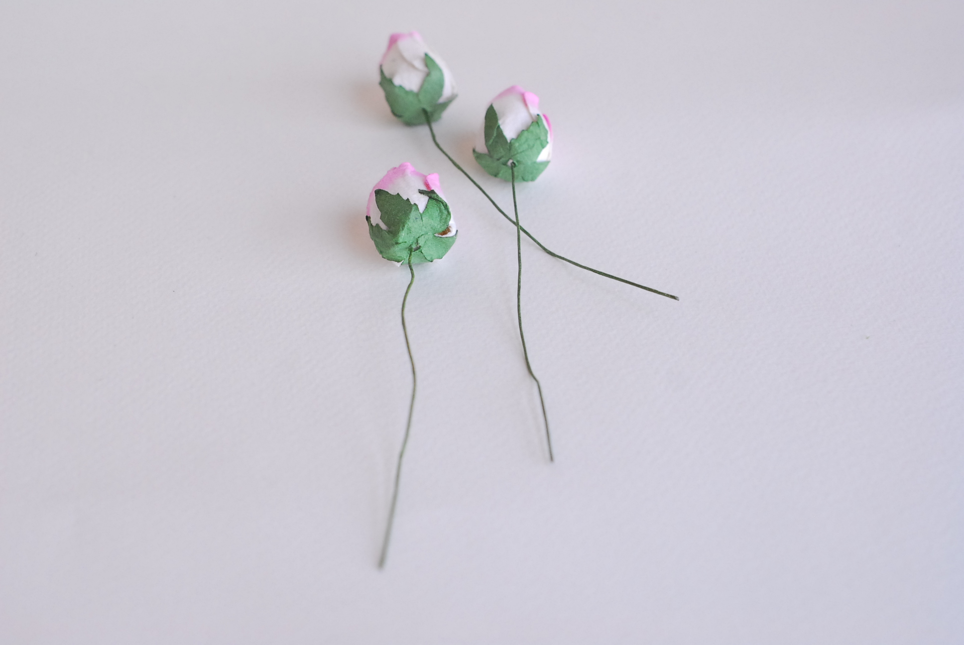 ดอกไม้กระดาษสา ดอกไม้กระดาษสา จตุจักร งานประดิษฐ์ ดอกไม้ทำข้อมือเพื่อนเจ้าสาว แต่งงาน, ดอกกุหลาบตูม 50 ดอก สีชมพูปัดสีขาวcolor ขนาด 1.5x2 cm. paper flowers, budding roses flower 1.5x2 cm. 50 pieces.pink brush white color