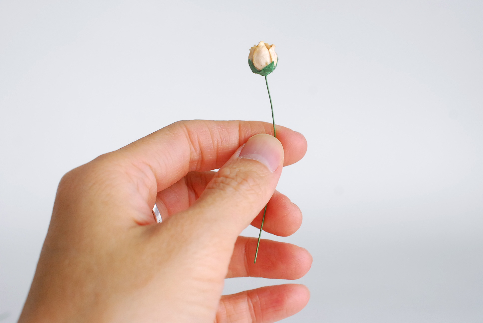 ดอกไม้กระดาษสา ดอกไม้กระดาษสา จตุจักร งานประดิษฐ์ ดอกไม้ทำข้อมือเพื่อนเจ้าสาว แต่งงาน, ดอกกุหลาบตูม 0.8x1 cm. 25 ดอก สีเบจ paper flowers, budding roses flower 0.8x1 cm. 25 pieces beige color.